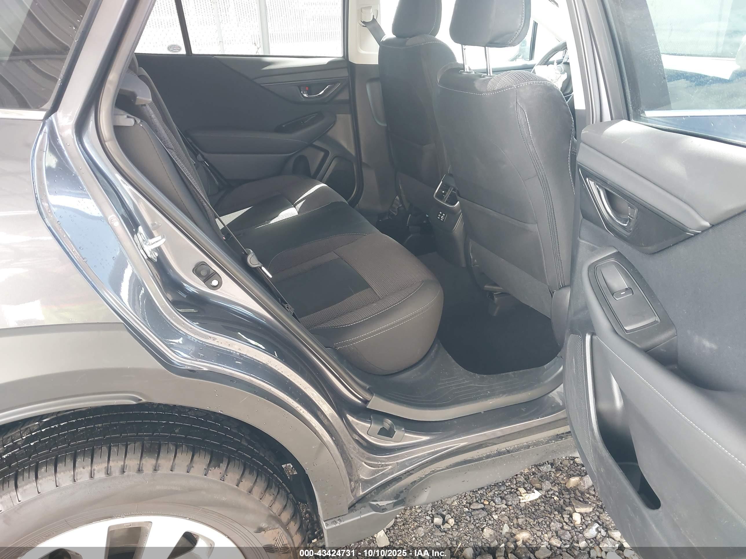 SUBARU OUTBACK image 8