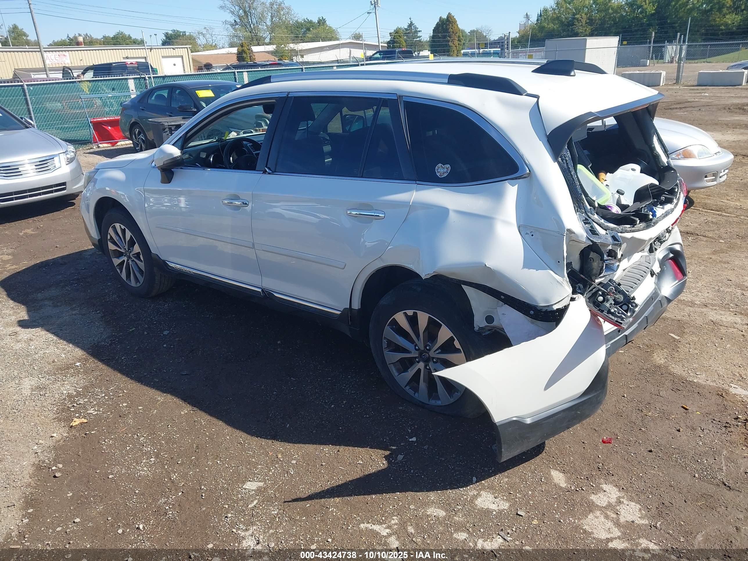 SUBARU OUTBACK image 3