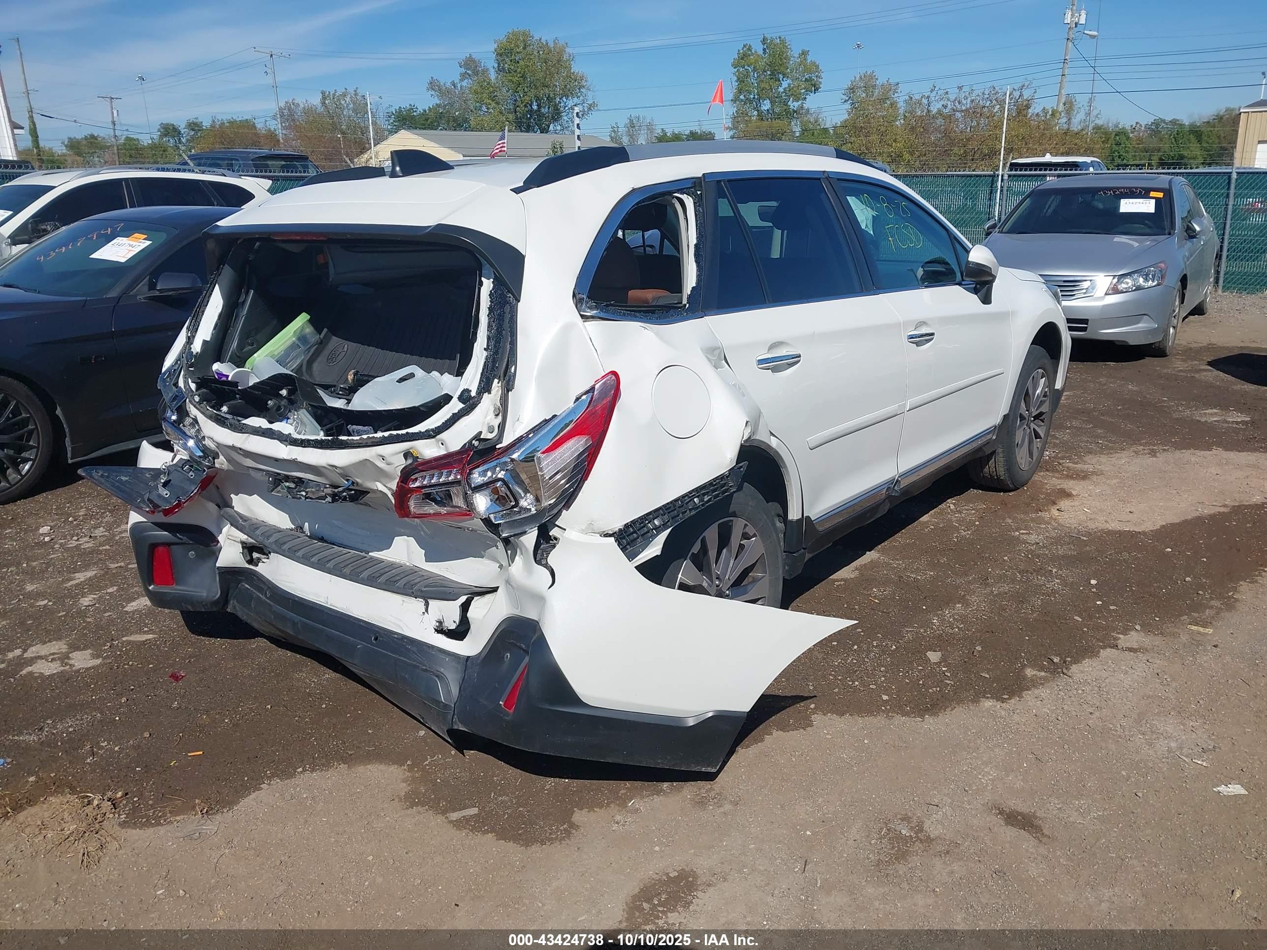SUBARU OUTBACK image 4