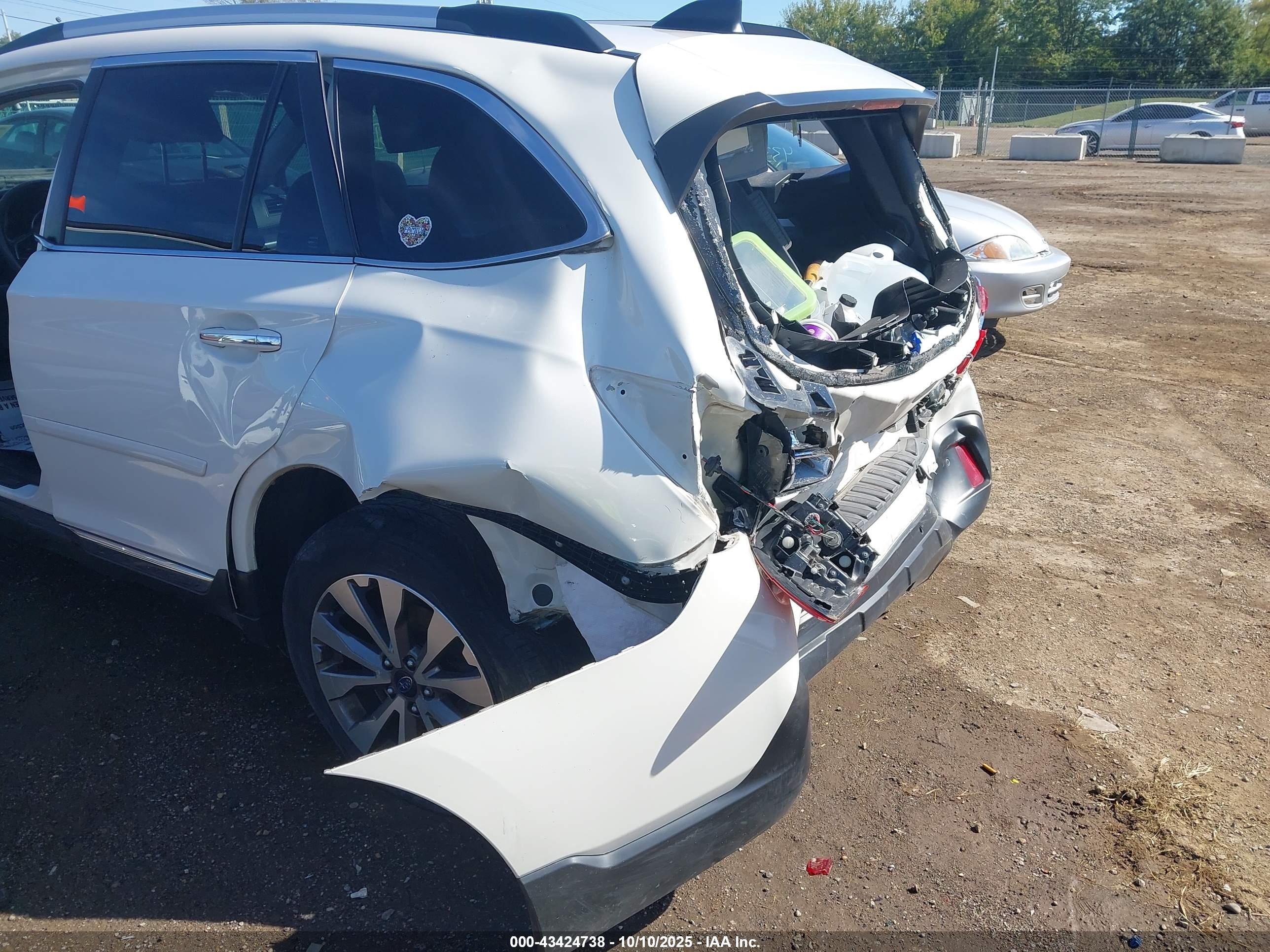 SUBARU OUTBACK image 6