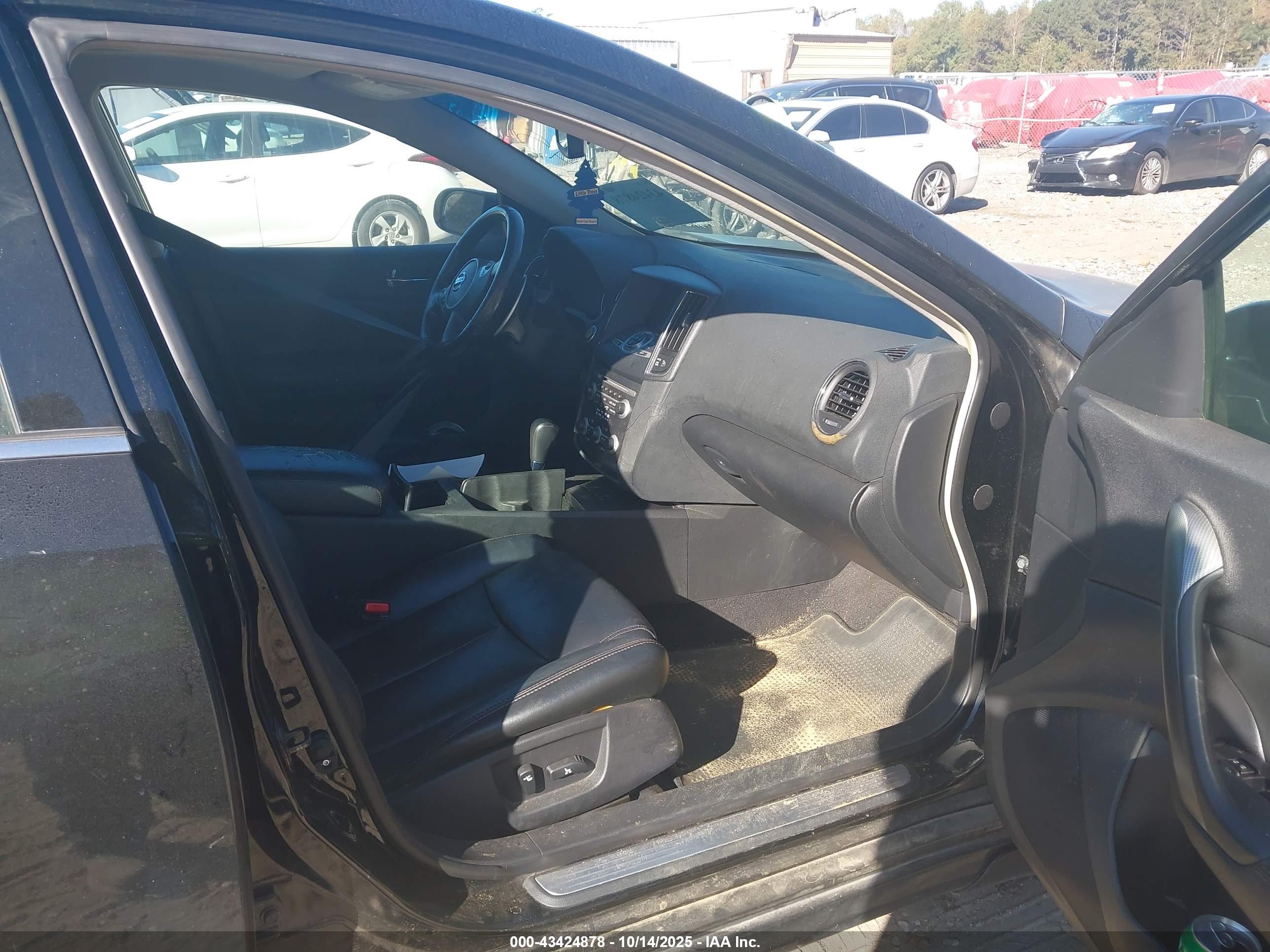 NISSAN MAXIMA image 5