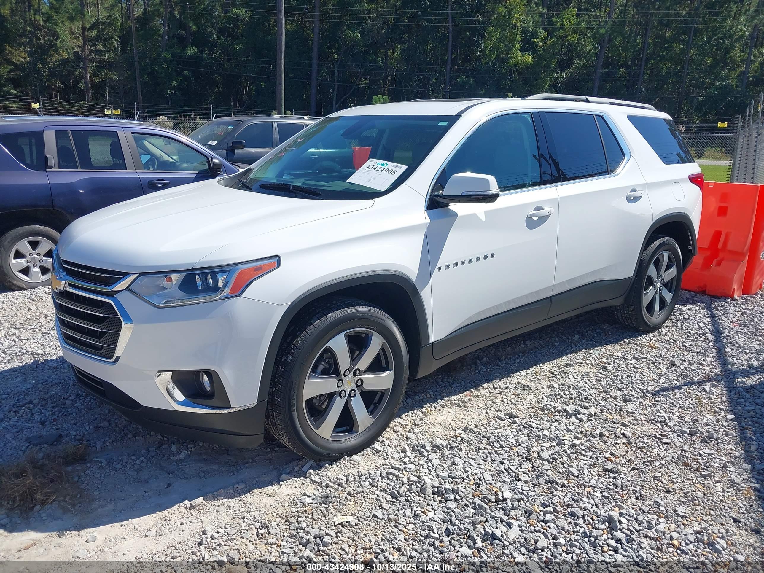 CHEVROLET TRAVERSE image 2