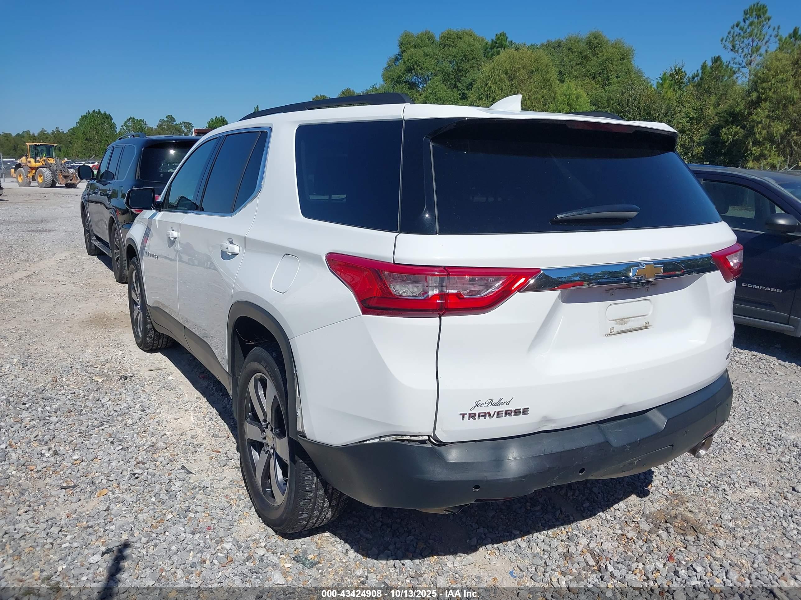 CHEVROLET TRAVERSE image 3