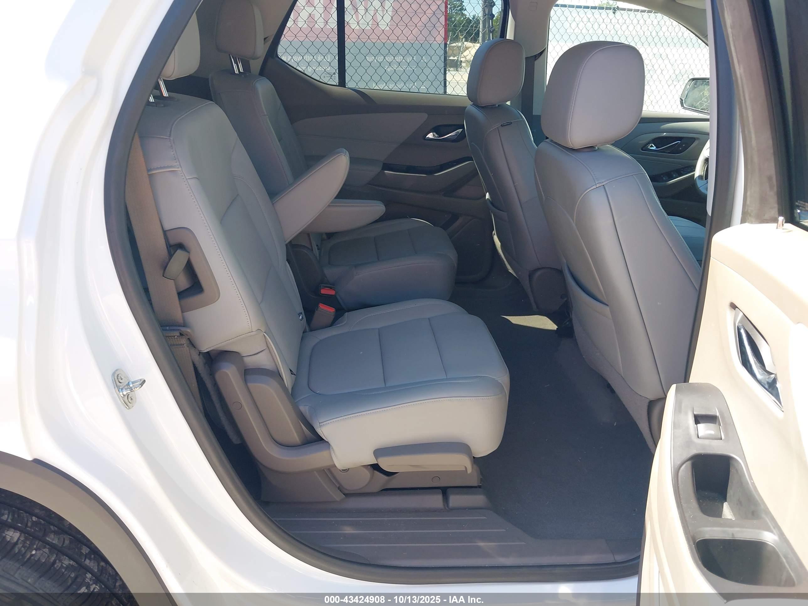 CHEVROLET TRAVERSE image 8