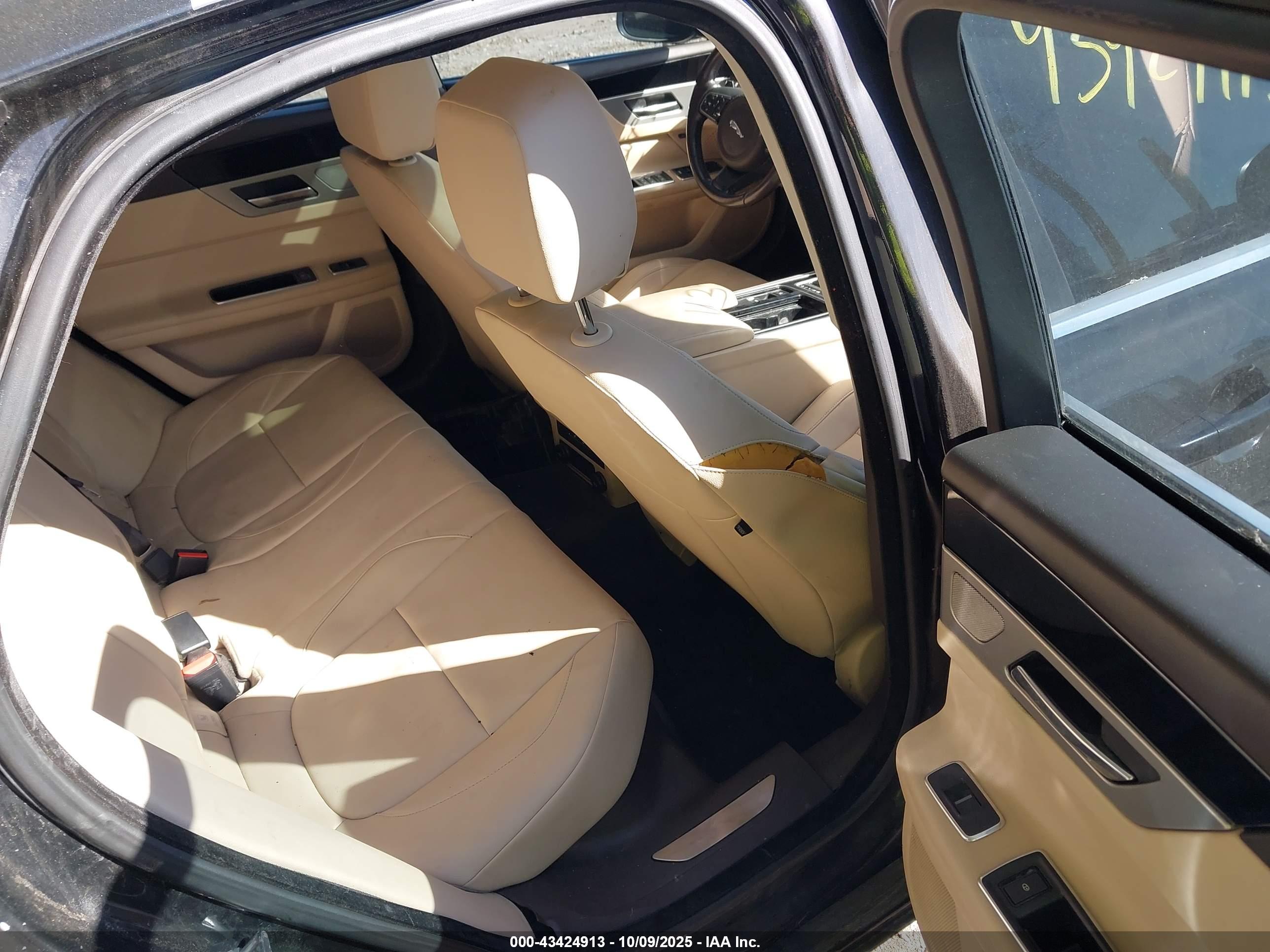 JAGUAR XF image 8