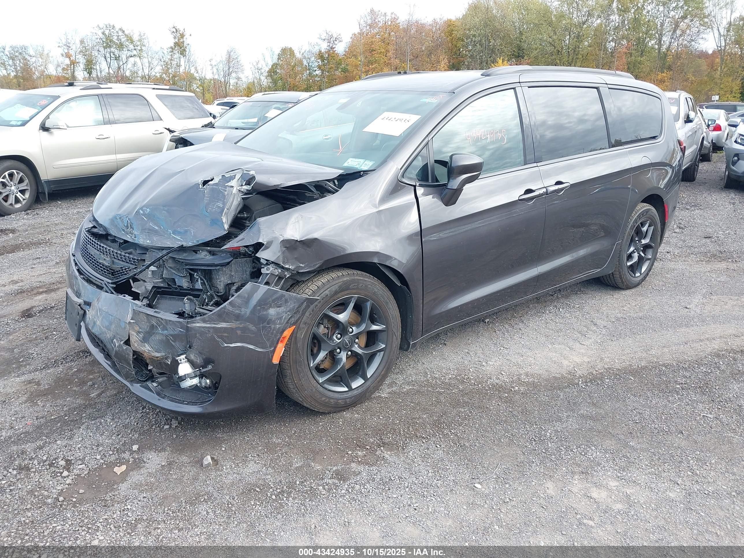 CHRYSLER PACIFICA image 2