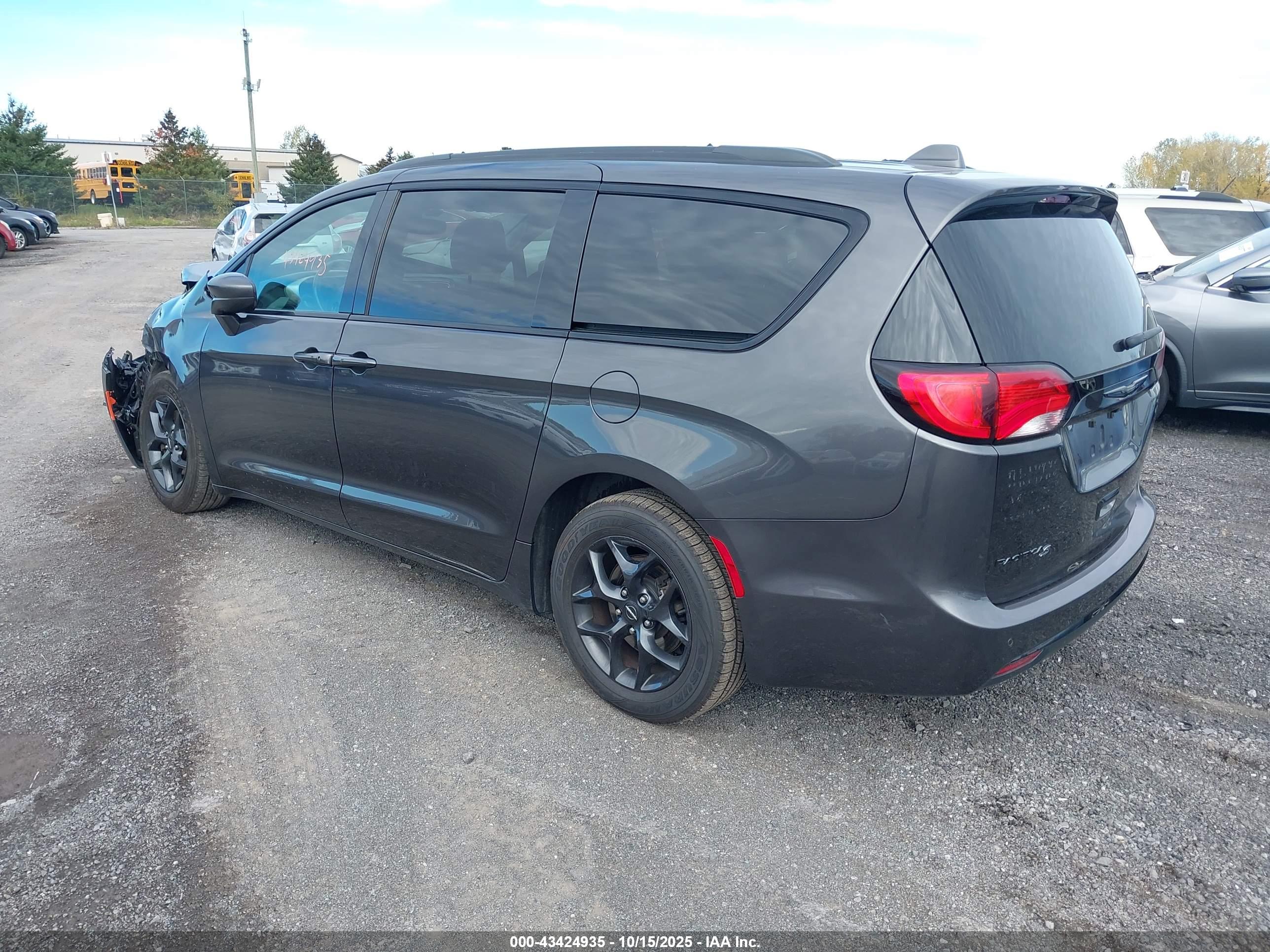 CHRYSLER PACIFICA image 3