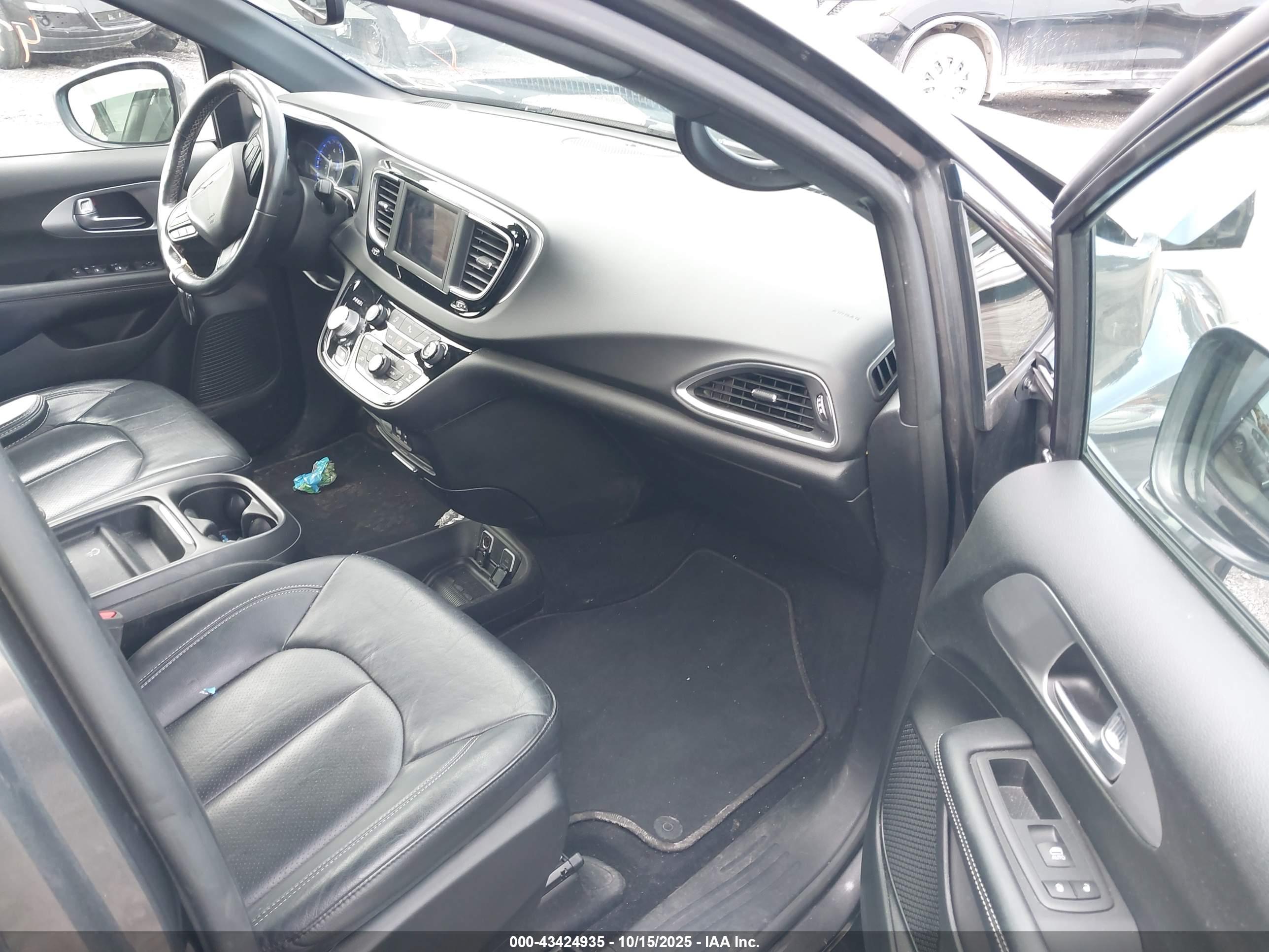 CHRYSLER PACIFICA image 5