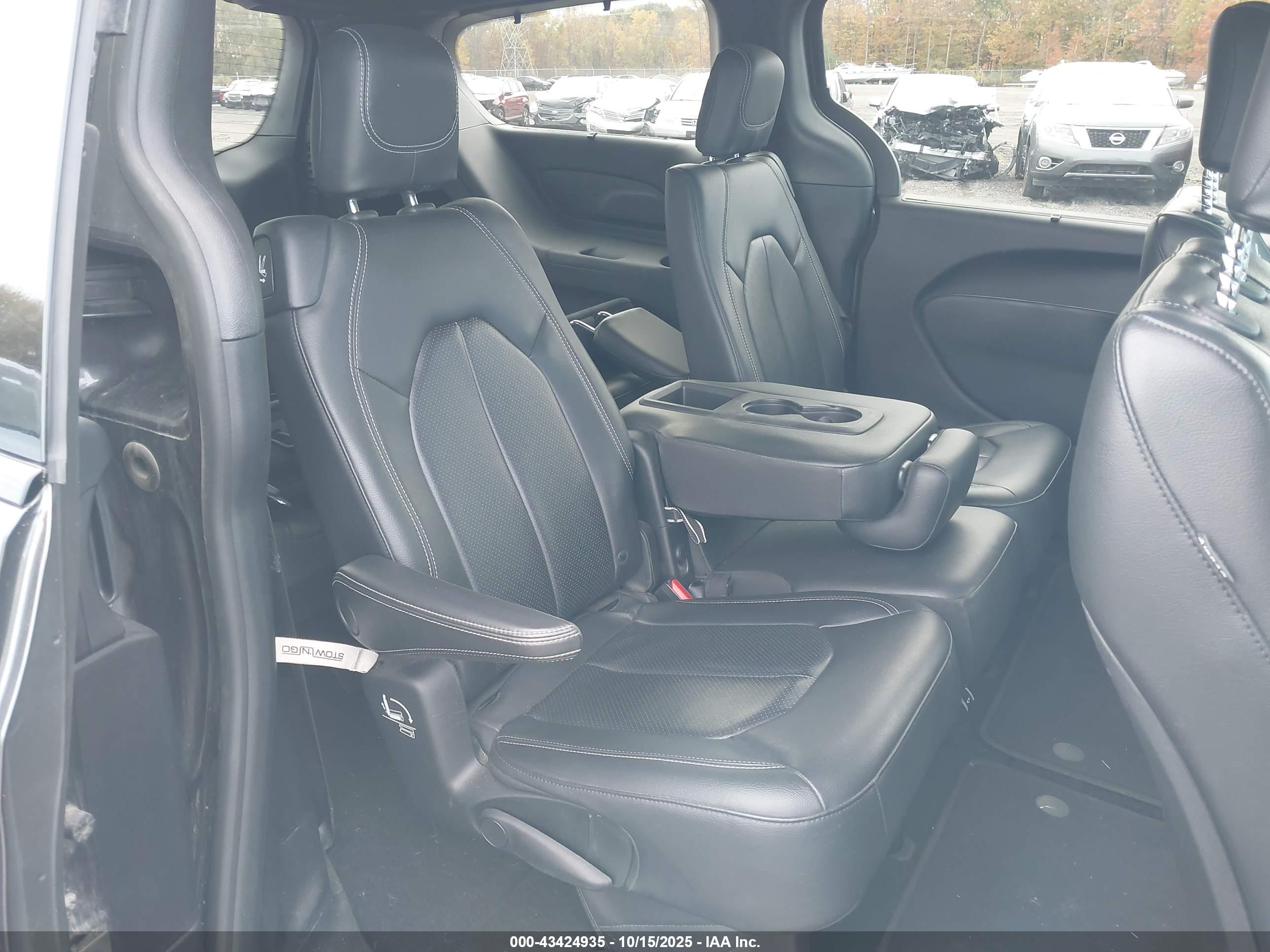CHRYSLER PACIFICA image 8