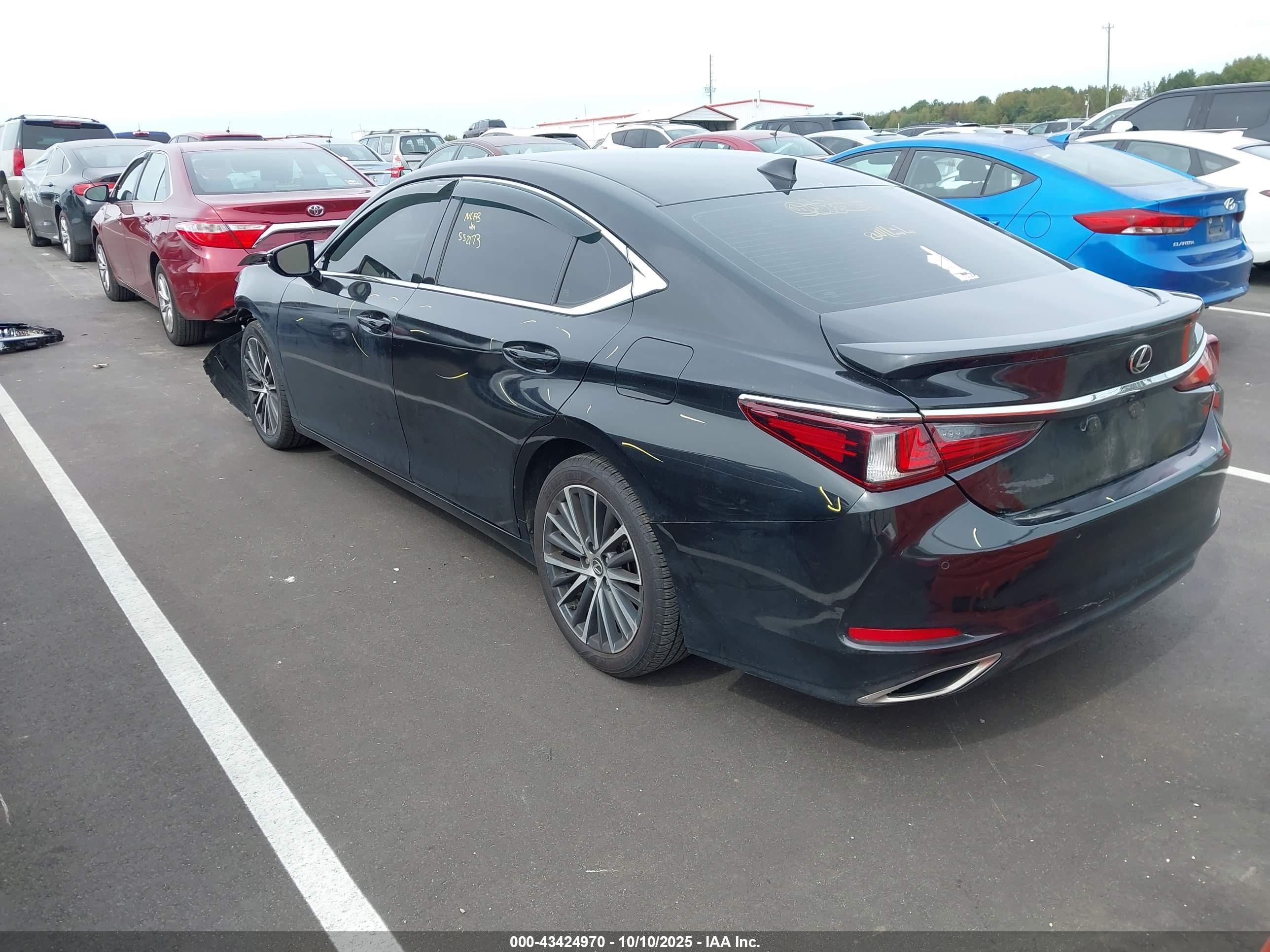 LEXUS ES image 3