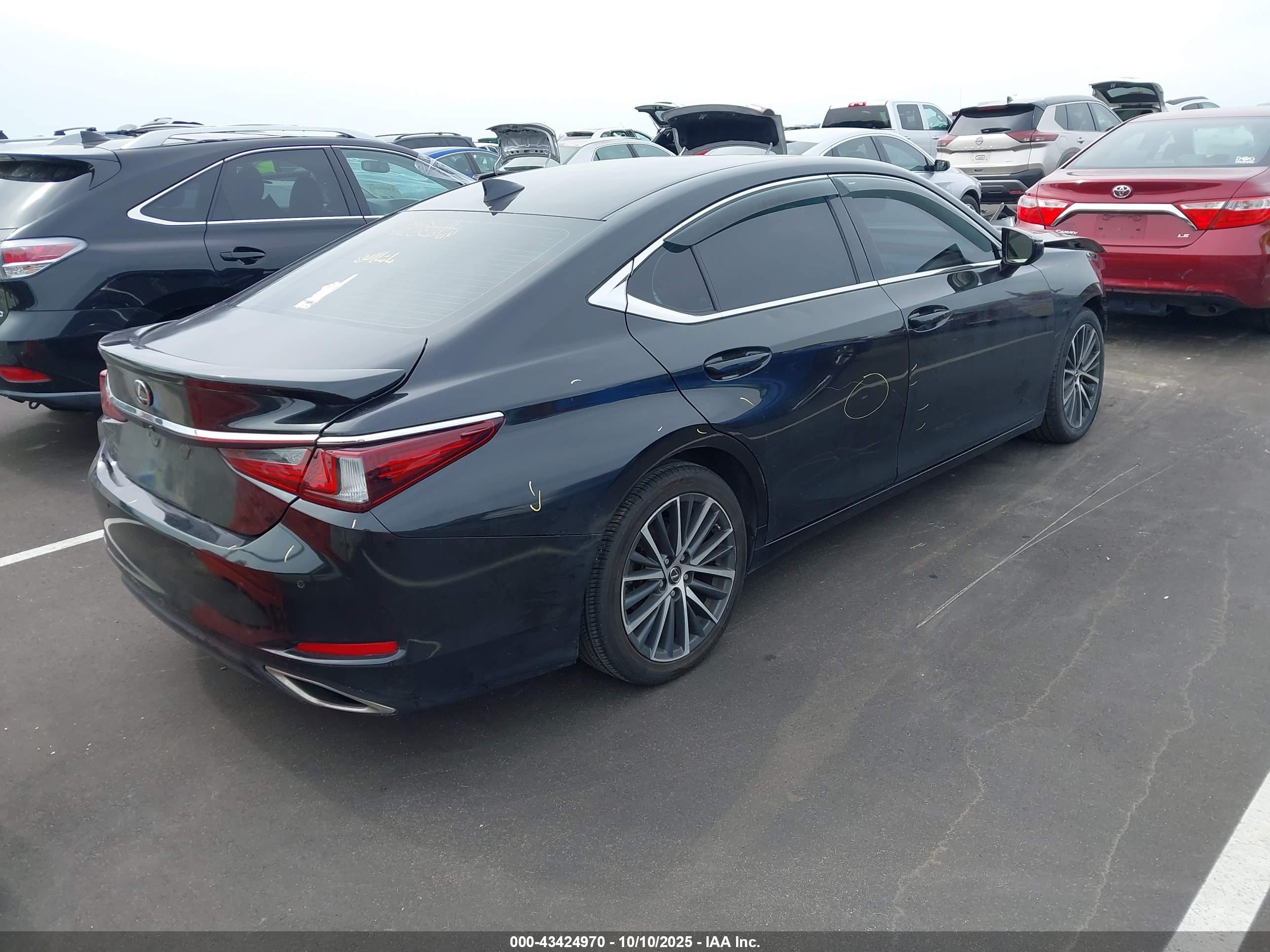 LEXUS ES image 4