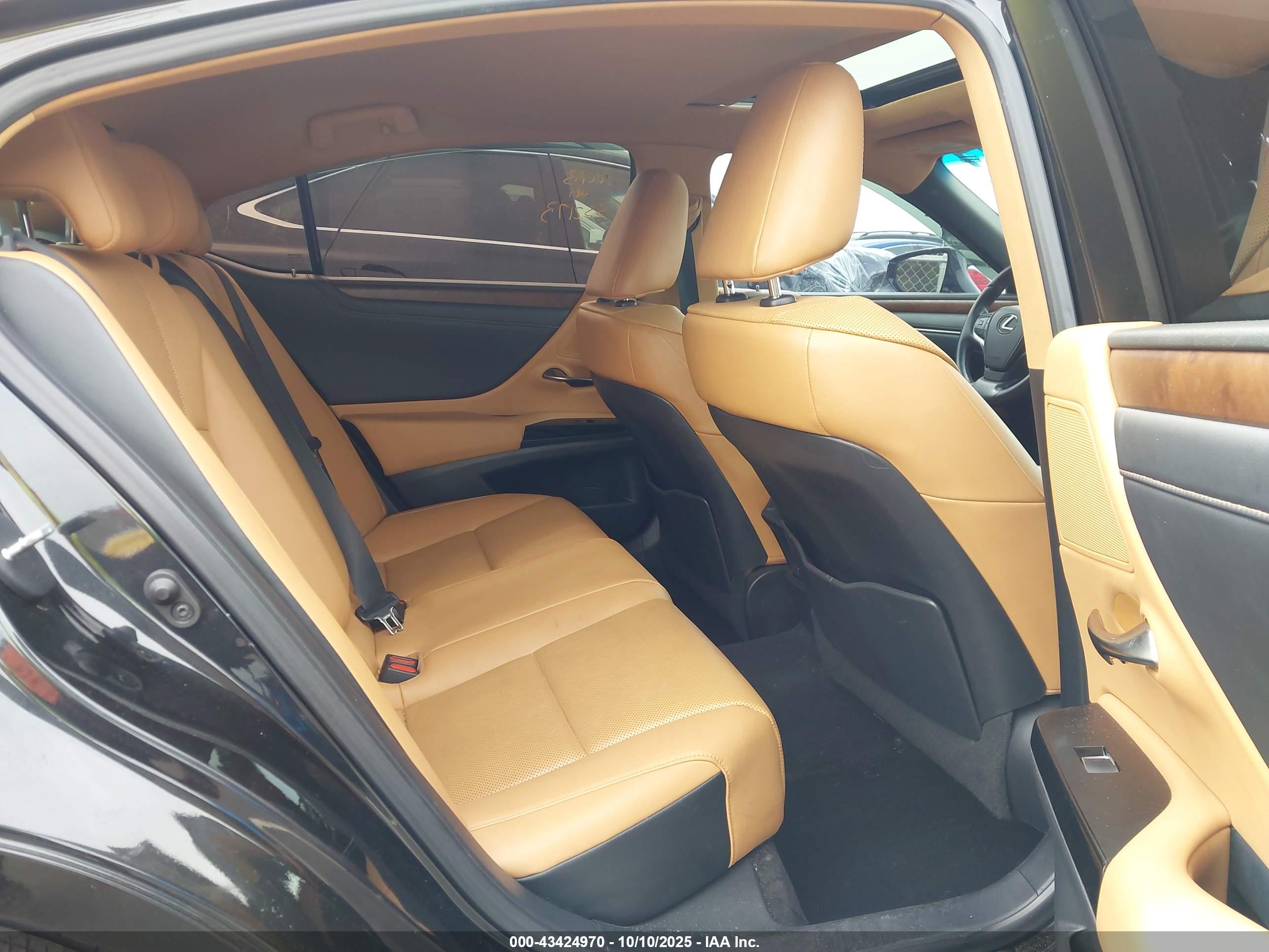 LEXUS ES image 8