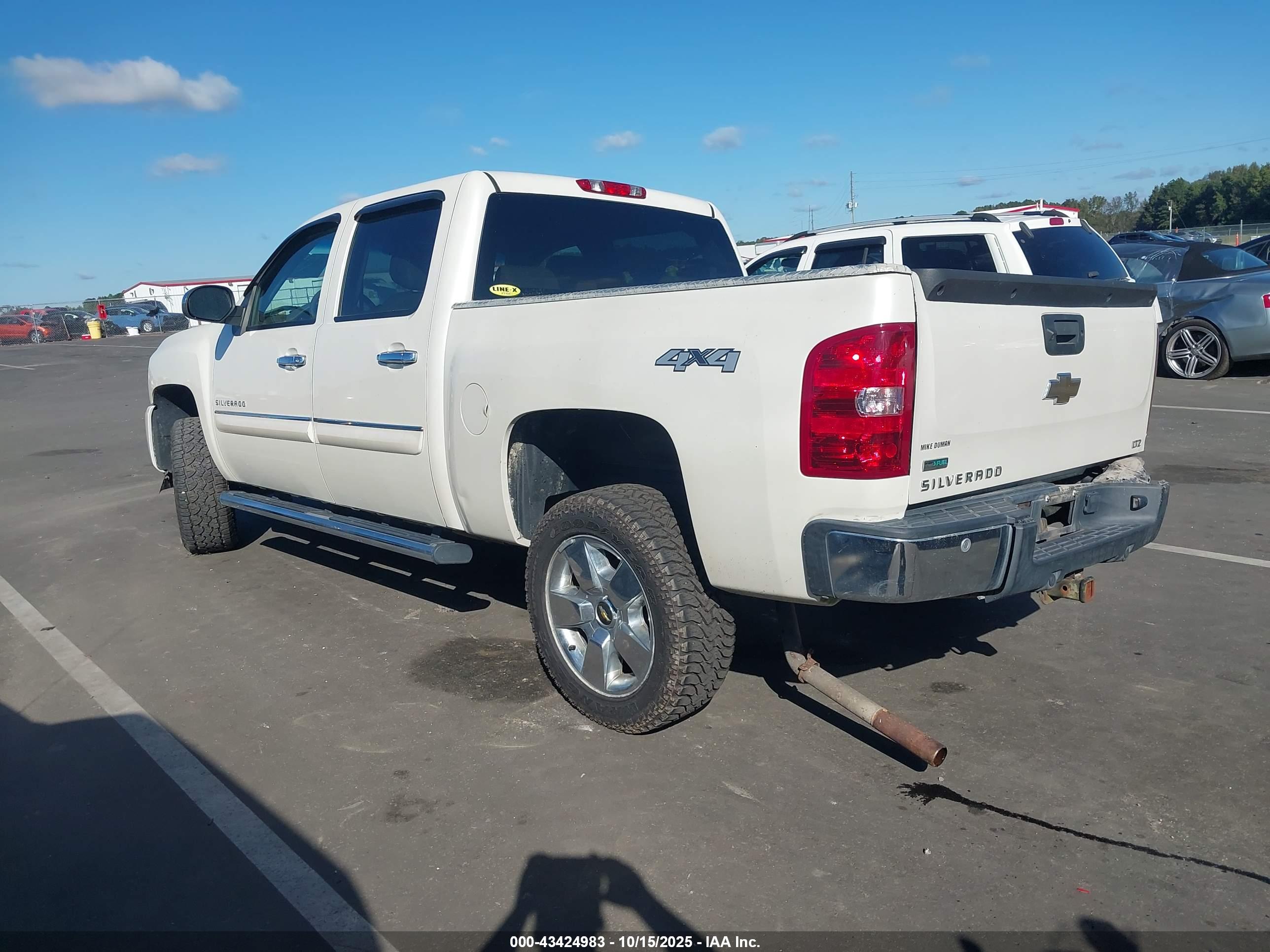 CHEVROLET SILVERADO image 3