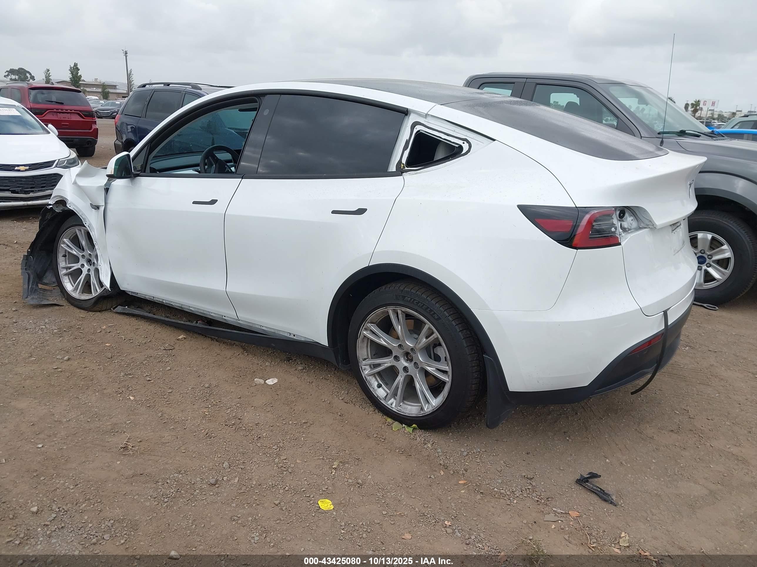 TESLA MODEL image 3