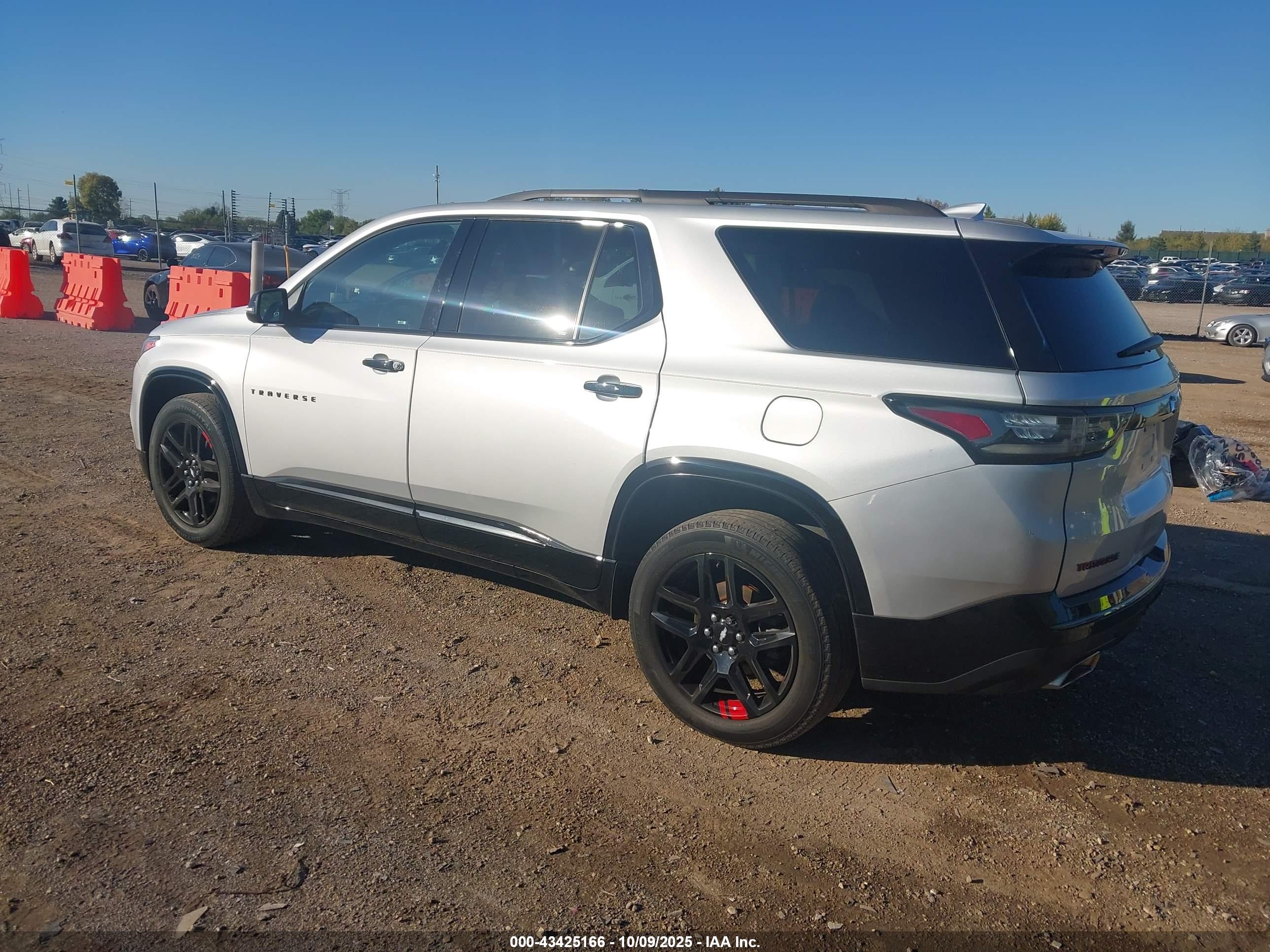 CHEVROLET TRAVERSE image 3