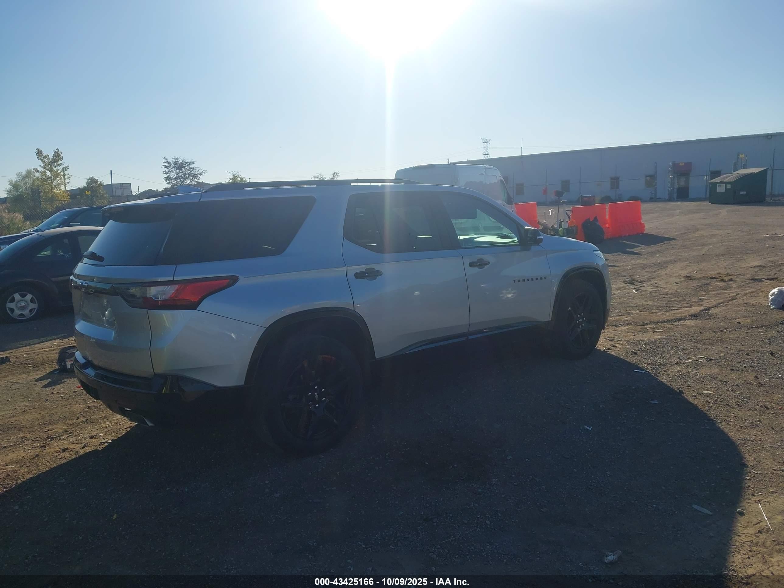 CHEVROLET TRAVERSE image 4