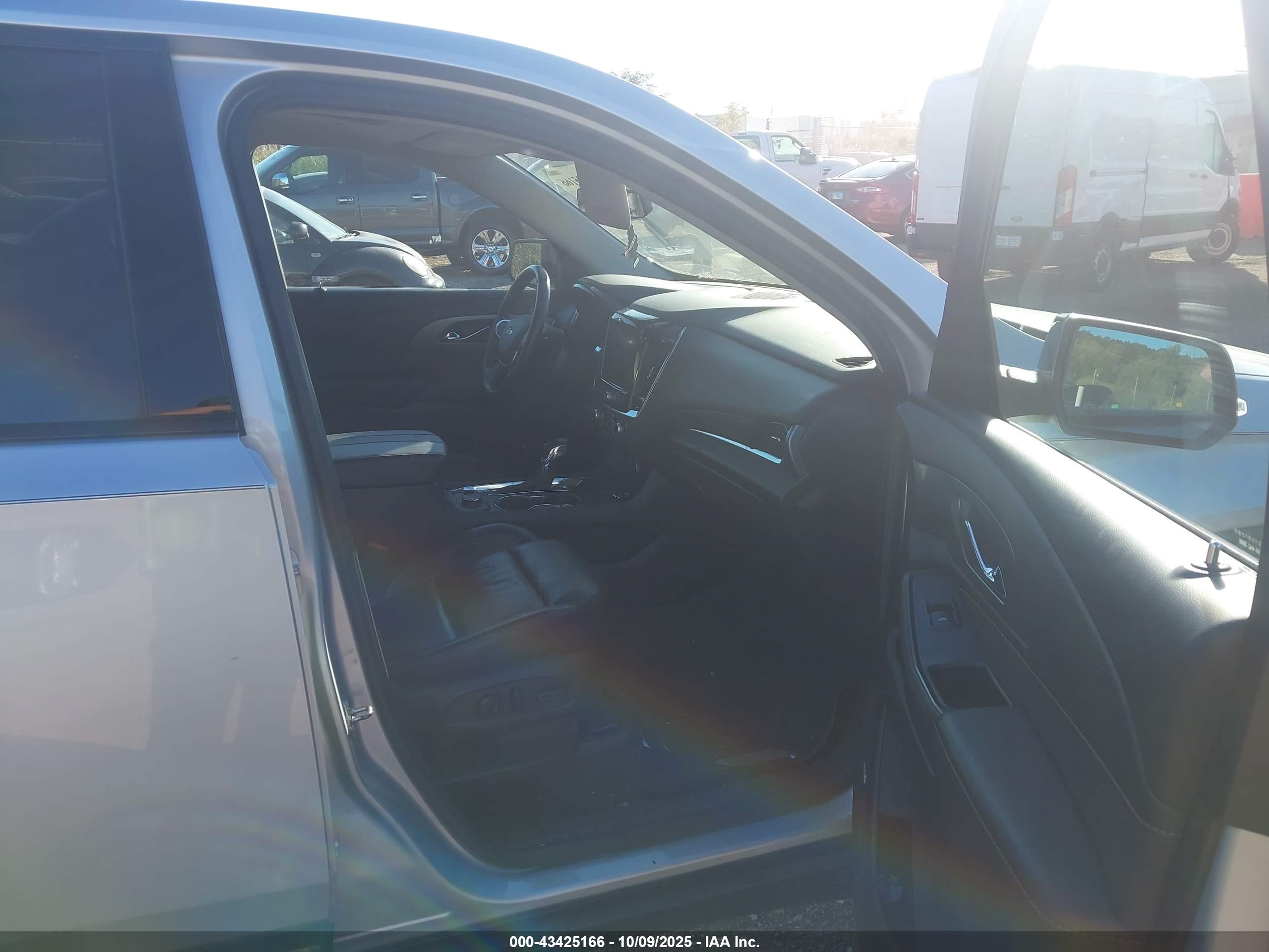 CHEVROLET TRAVERSE image 5
