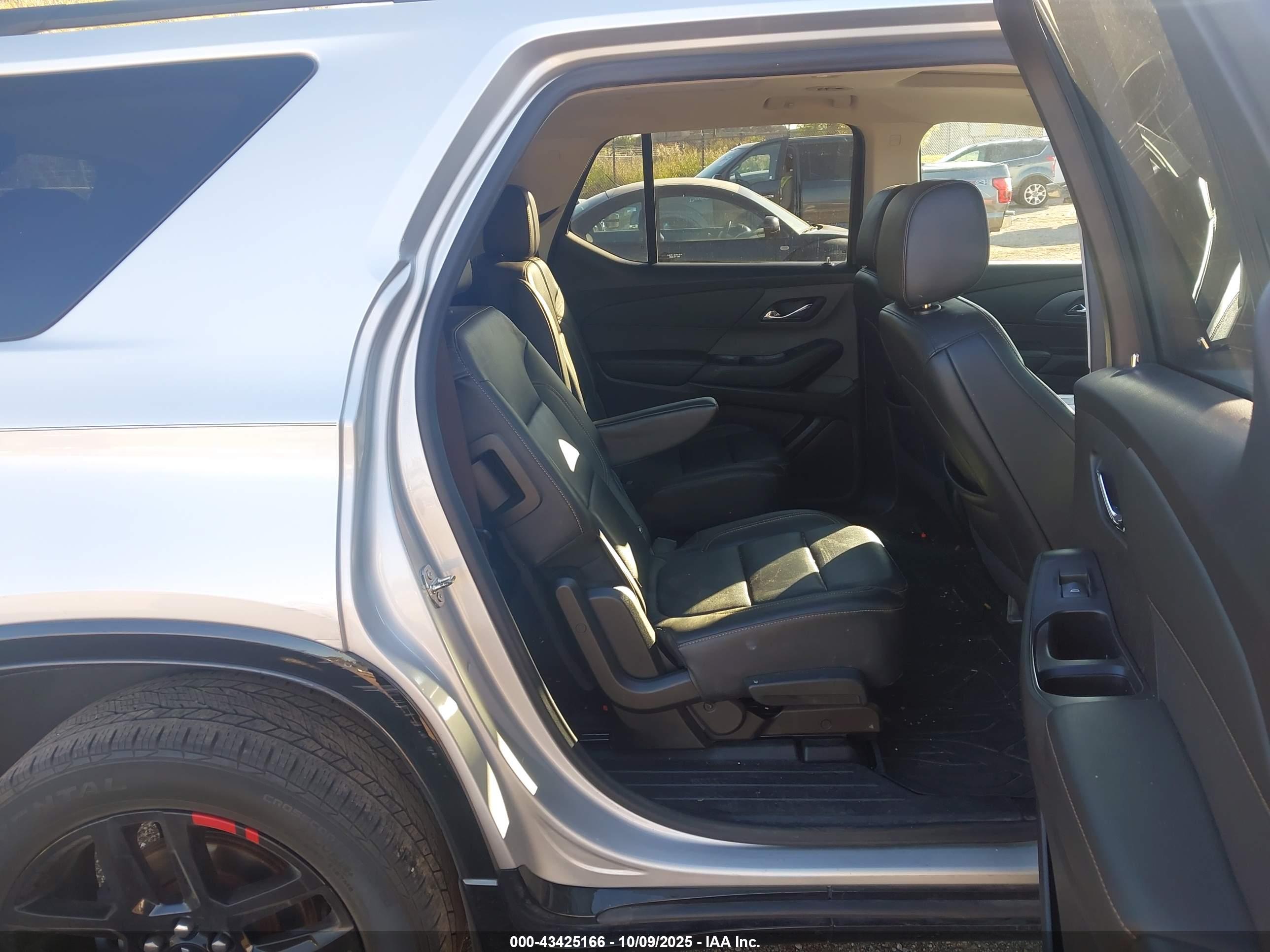 CHEVROLET TRAVERSE image 8