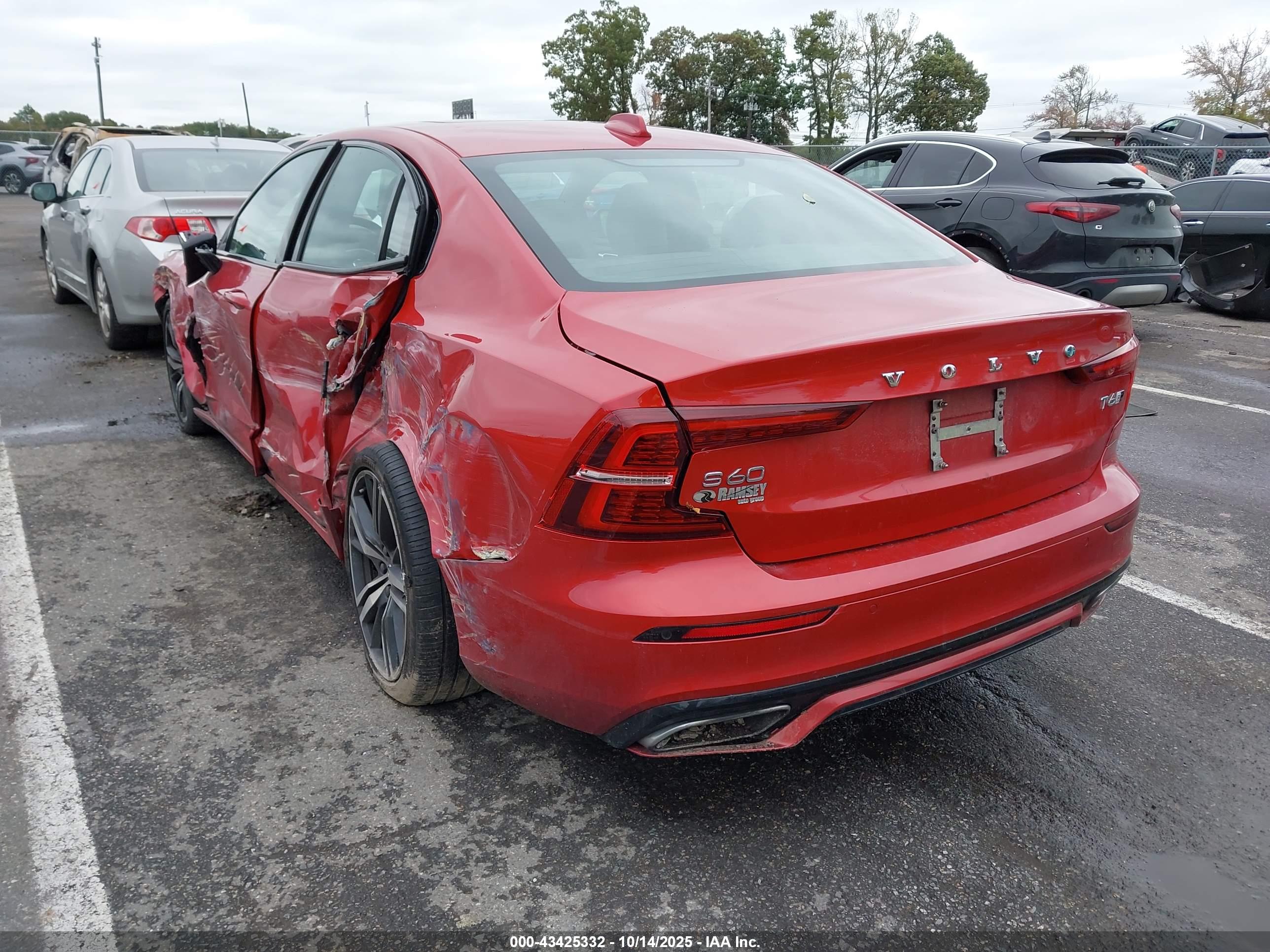 VOLVO S60 image 3