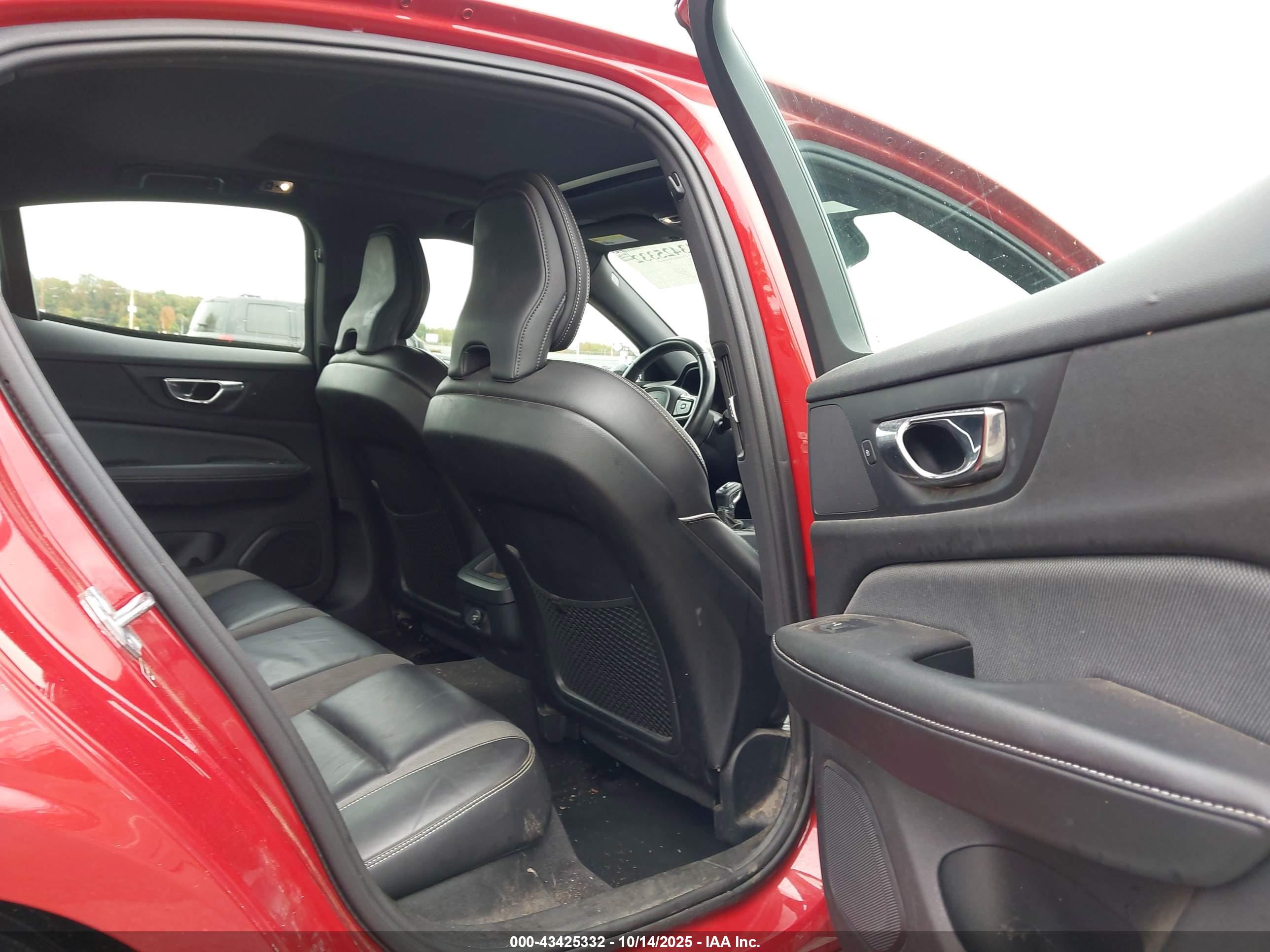 VOLVO S60 image 8