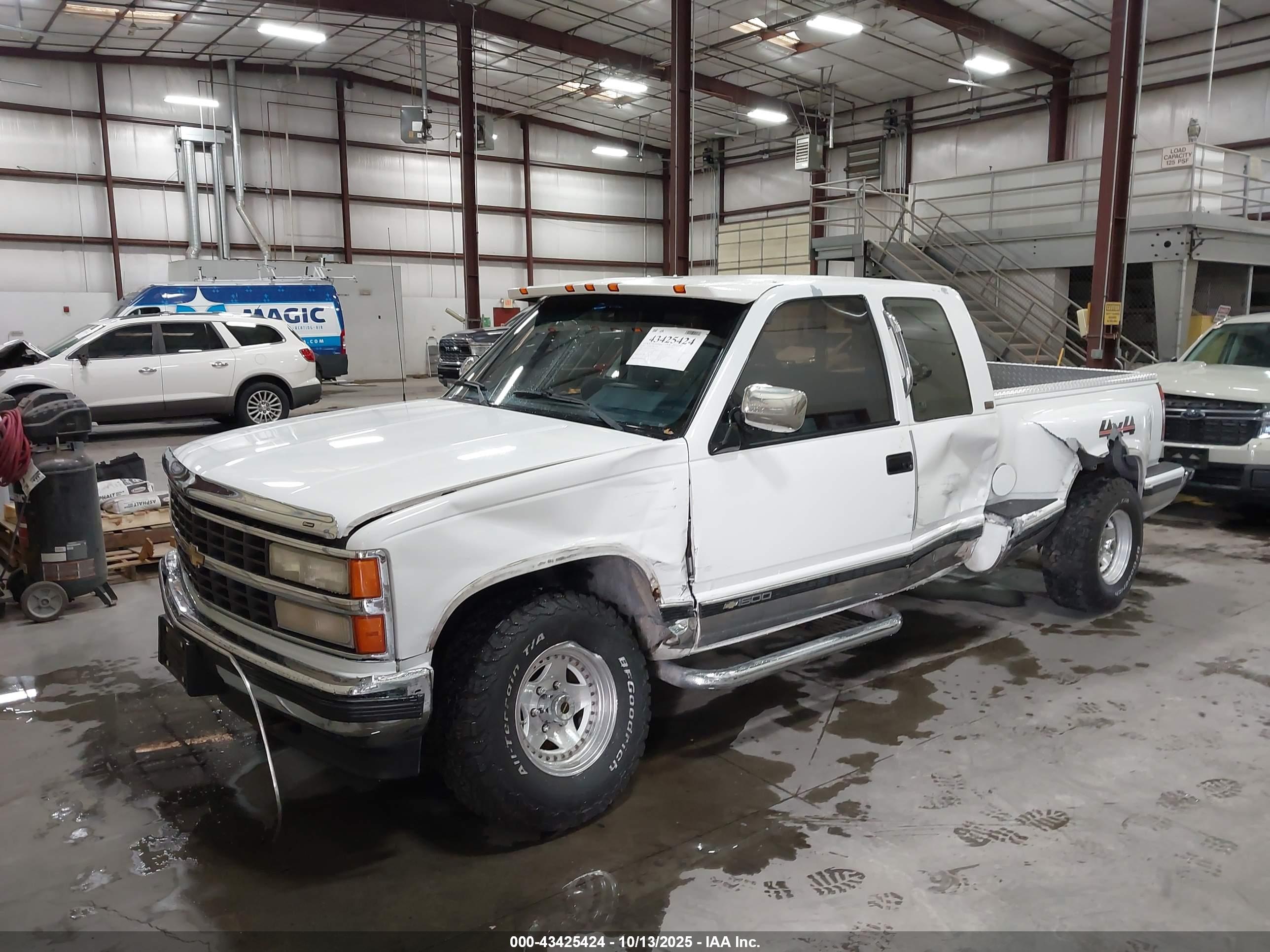 CHEVROLET GMT-400 image 2