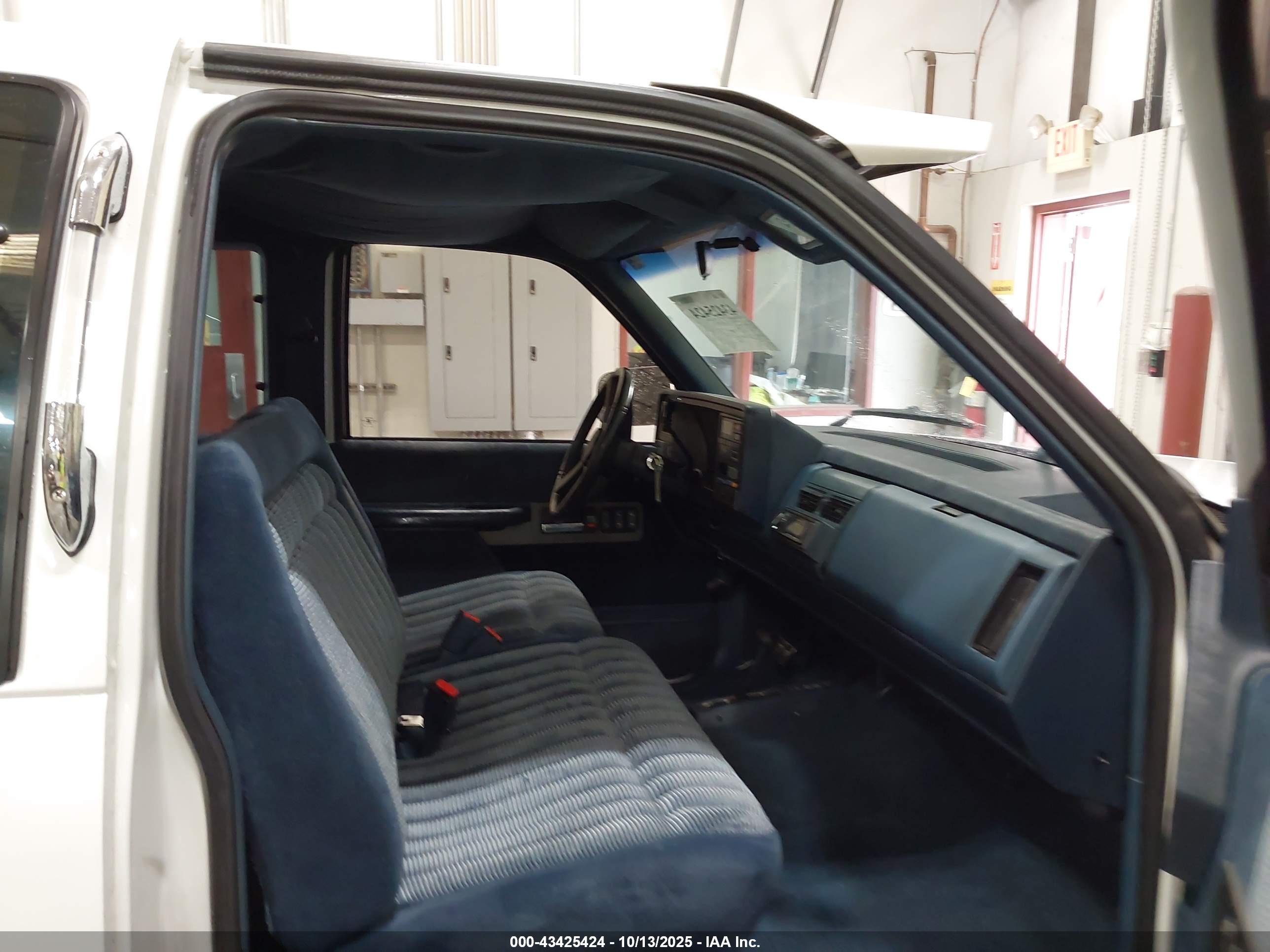 CHEVROLET GMT-400 image 5