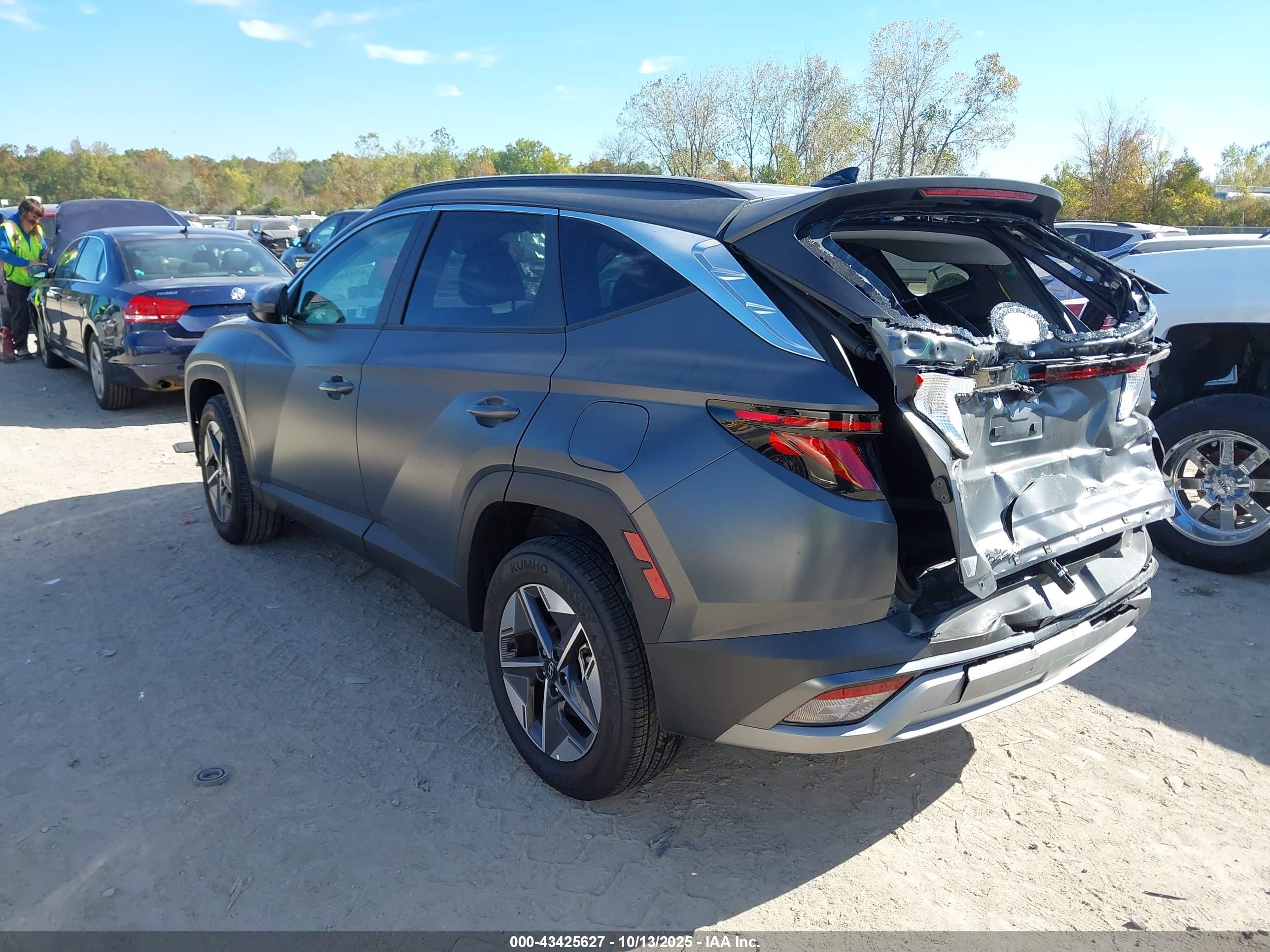 HYUNDAI TUCSON image 3
