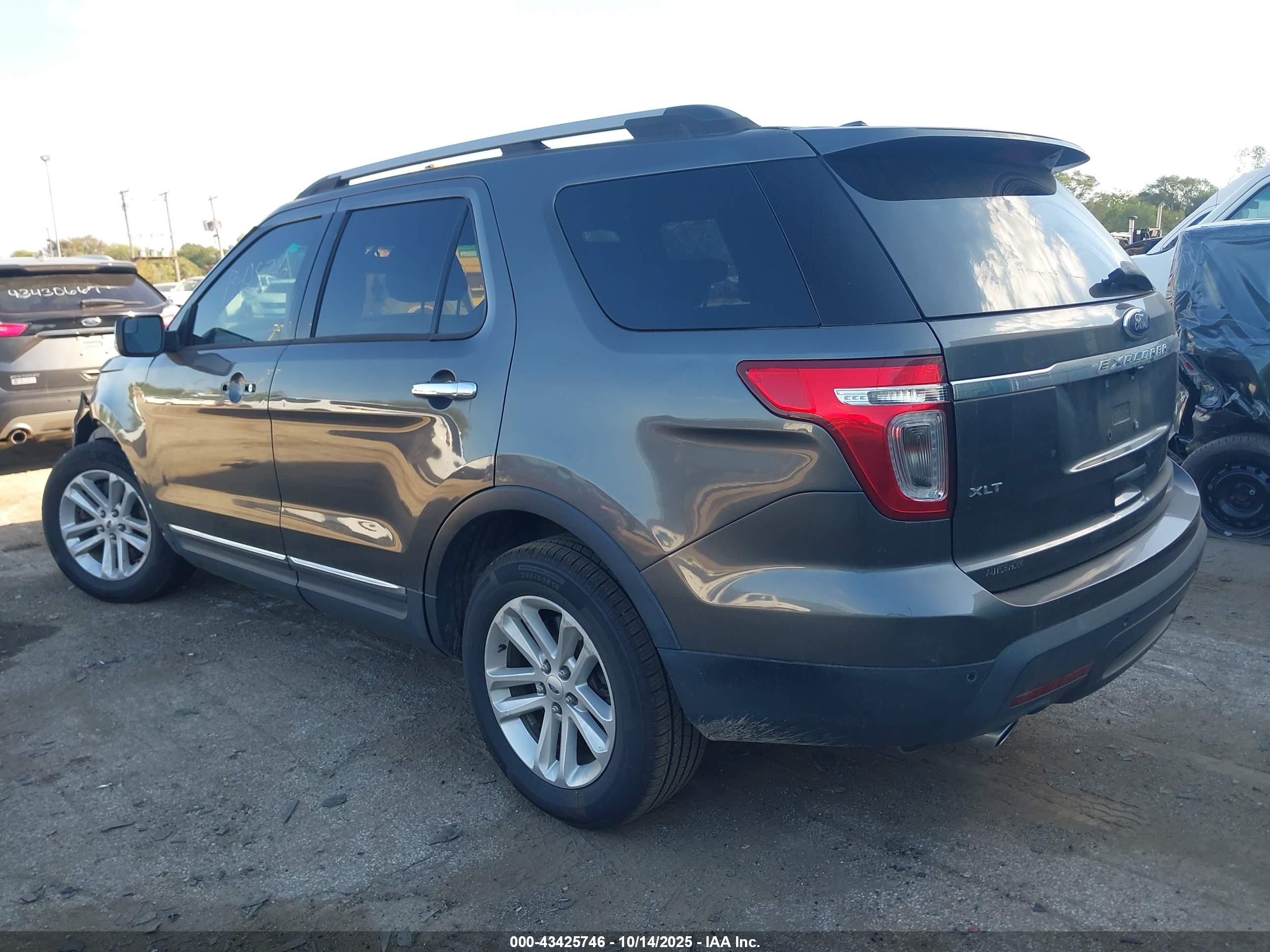 FORD EXPLORER image 3