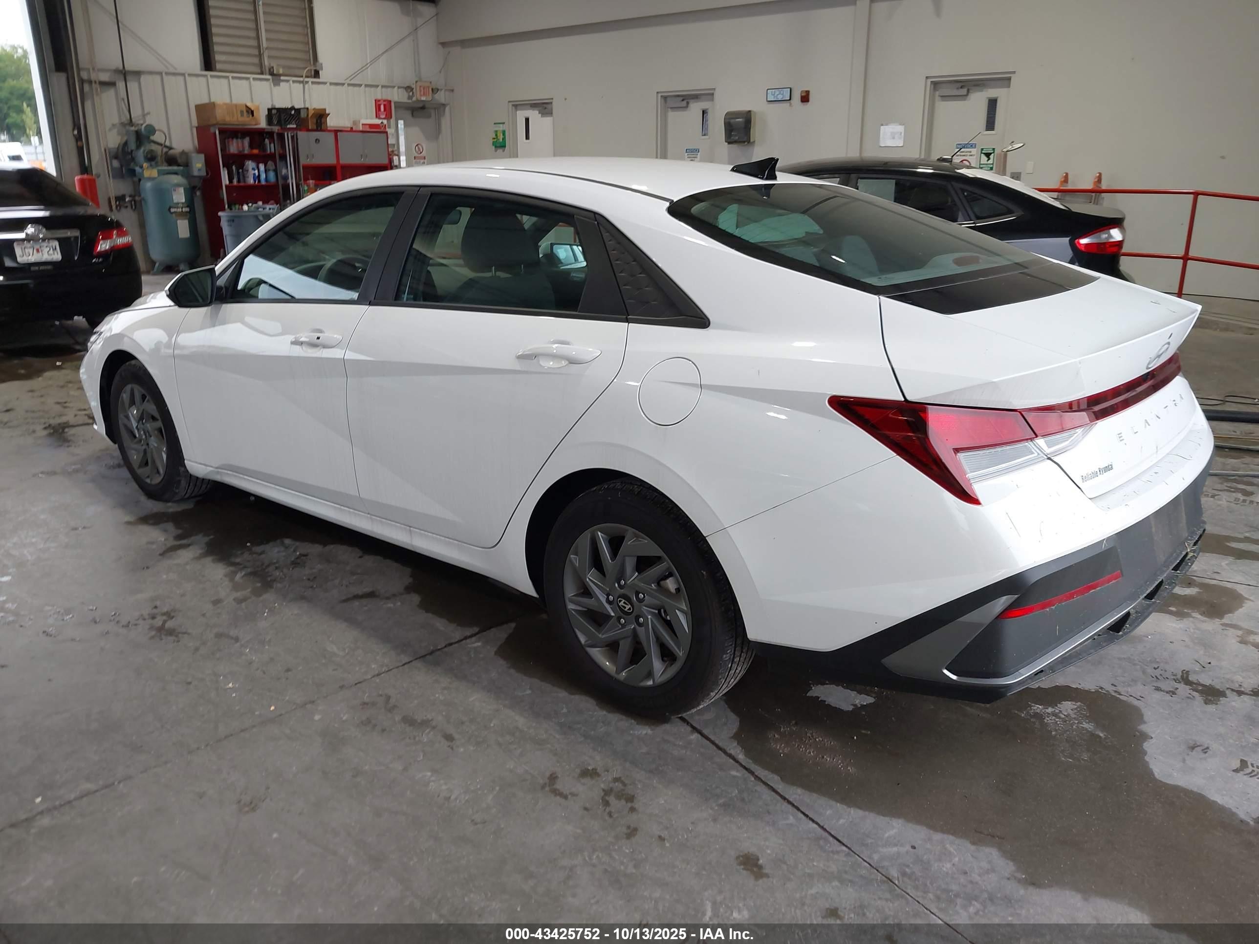 HYUNDAI ELANTRA image 3