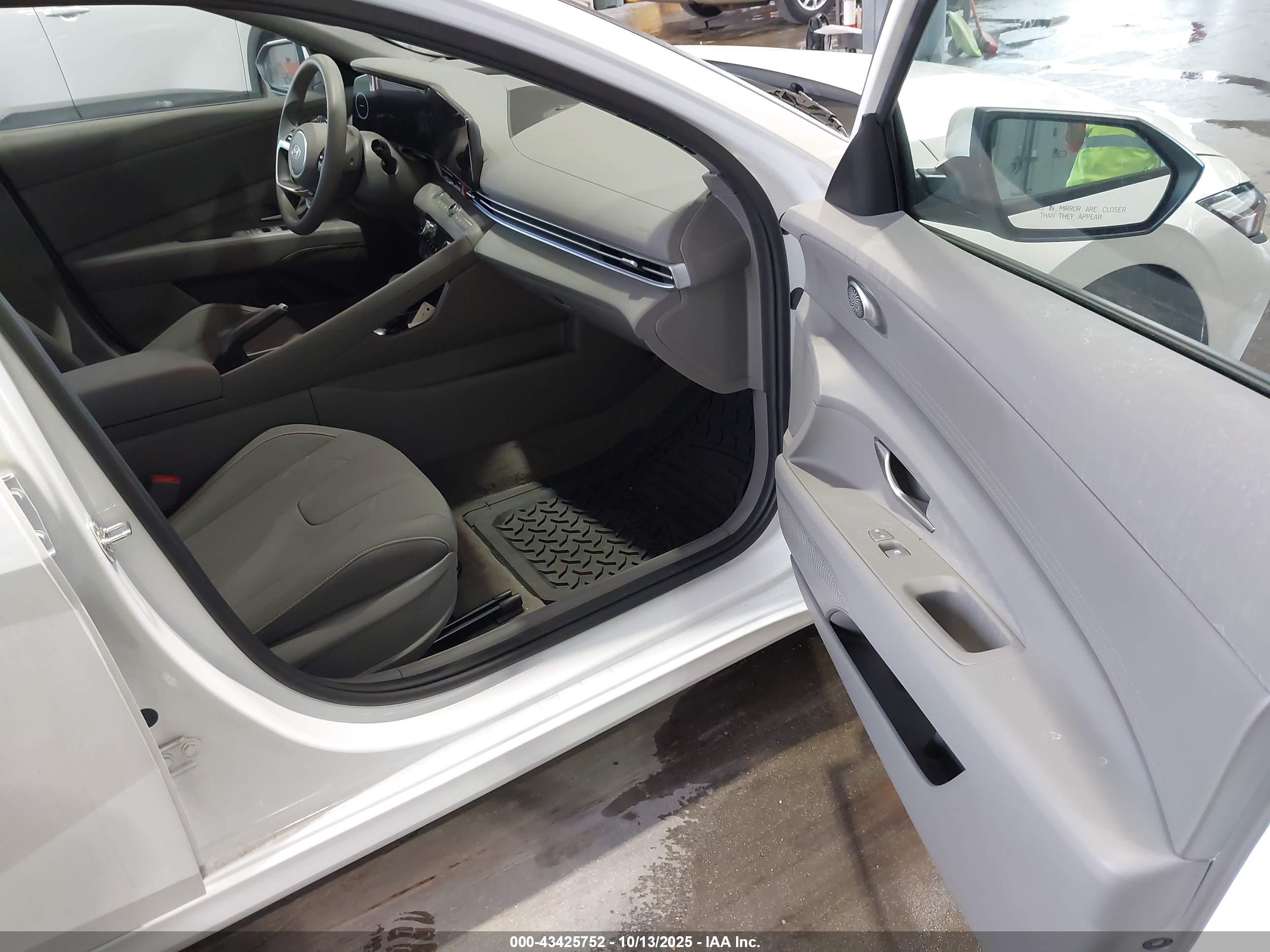HYUNDAI ELANTRA image 5