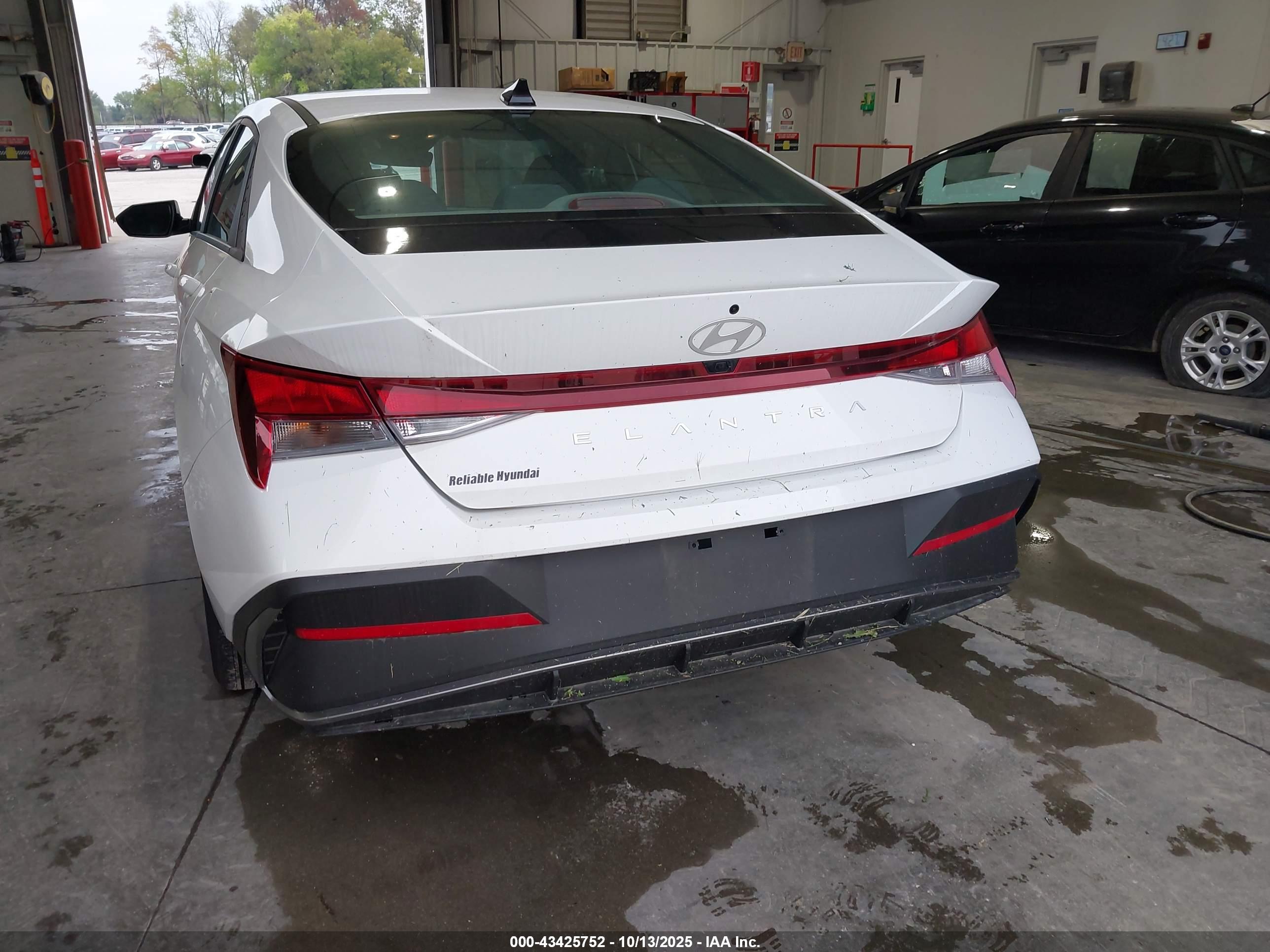 HYUNDAI ELANTRA image 6