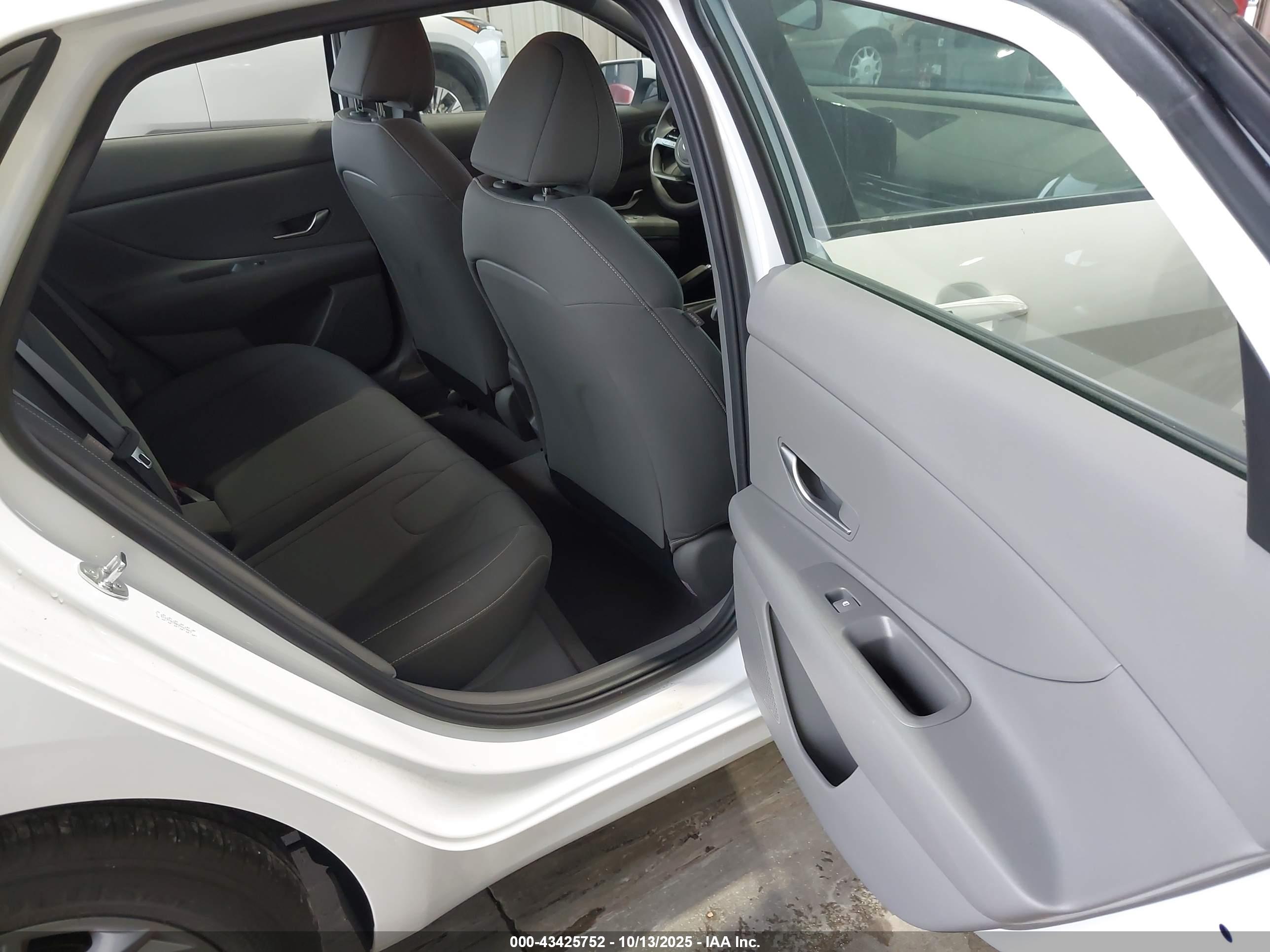 HYUNDAI ELANTRA image 8