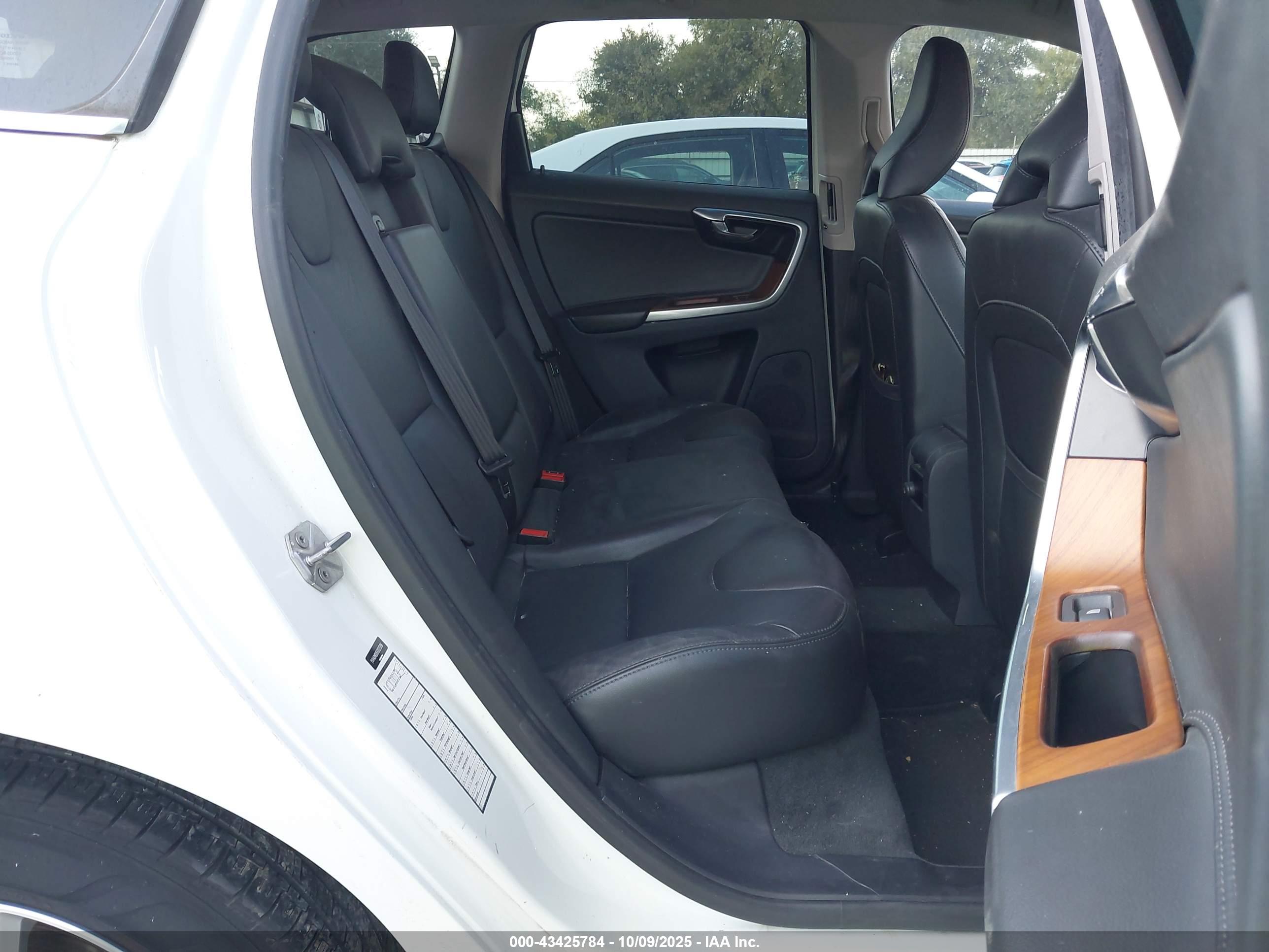 VOLVO XC60 image 8