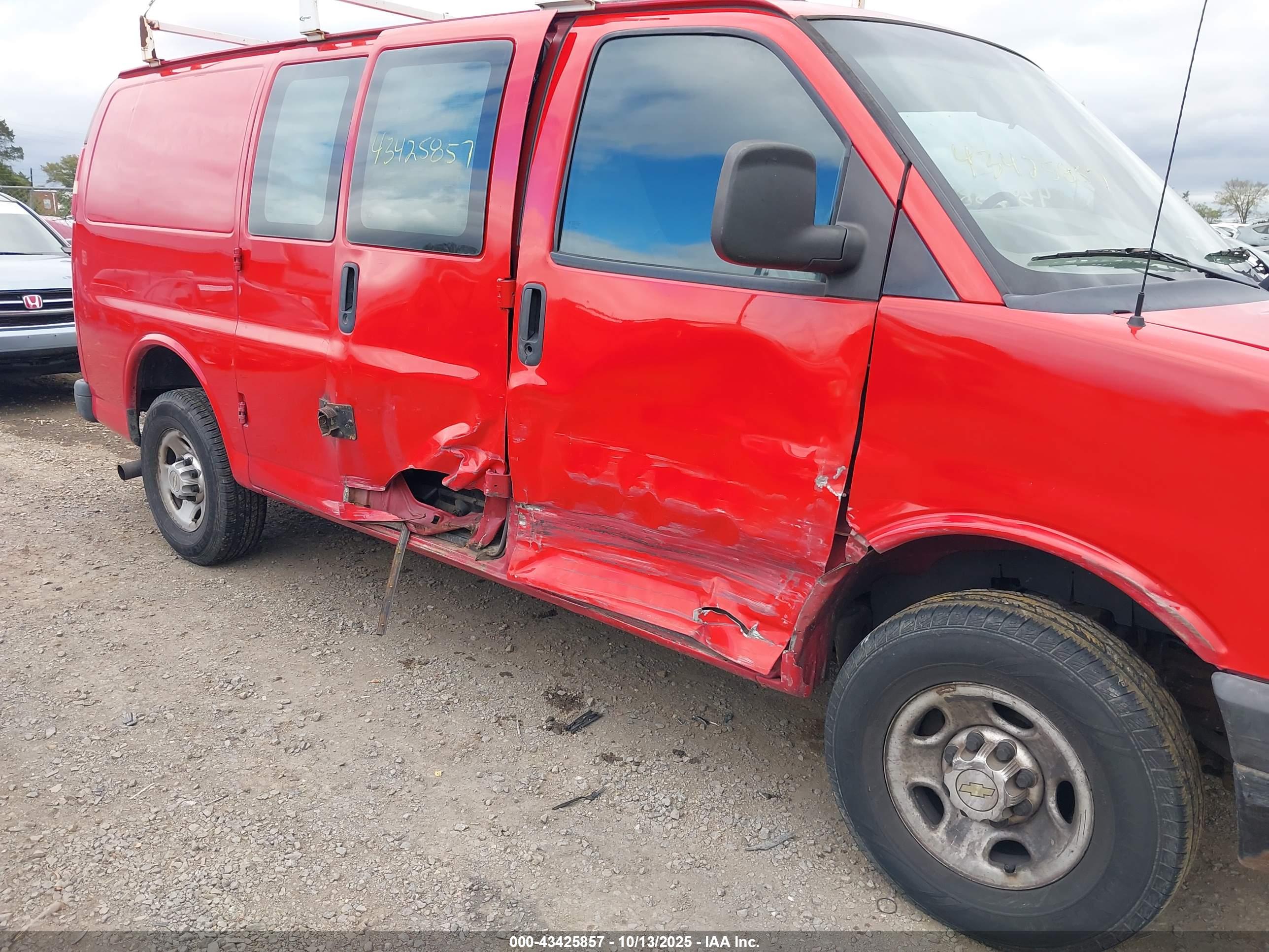 CHEVROLET EXPRESS image 6