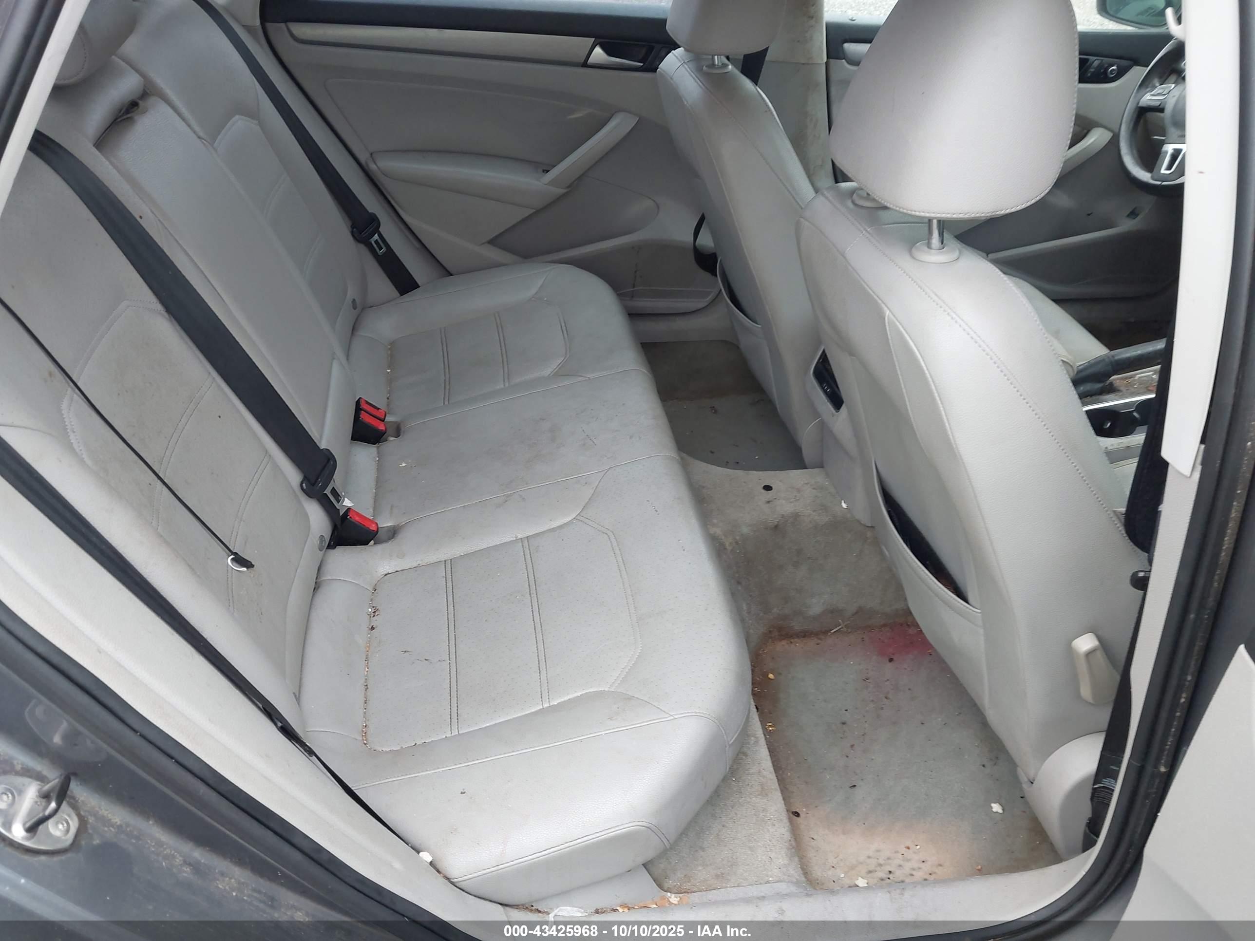 VOLKSWAGEN PASSAT image 8