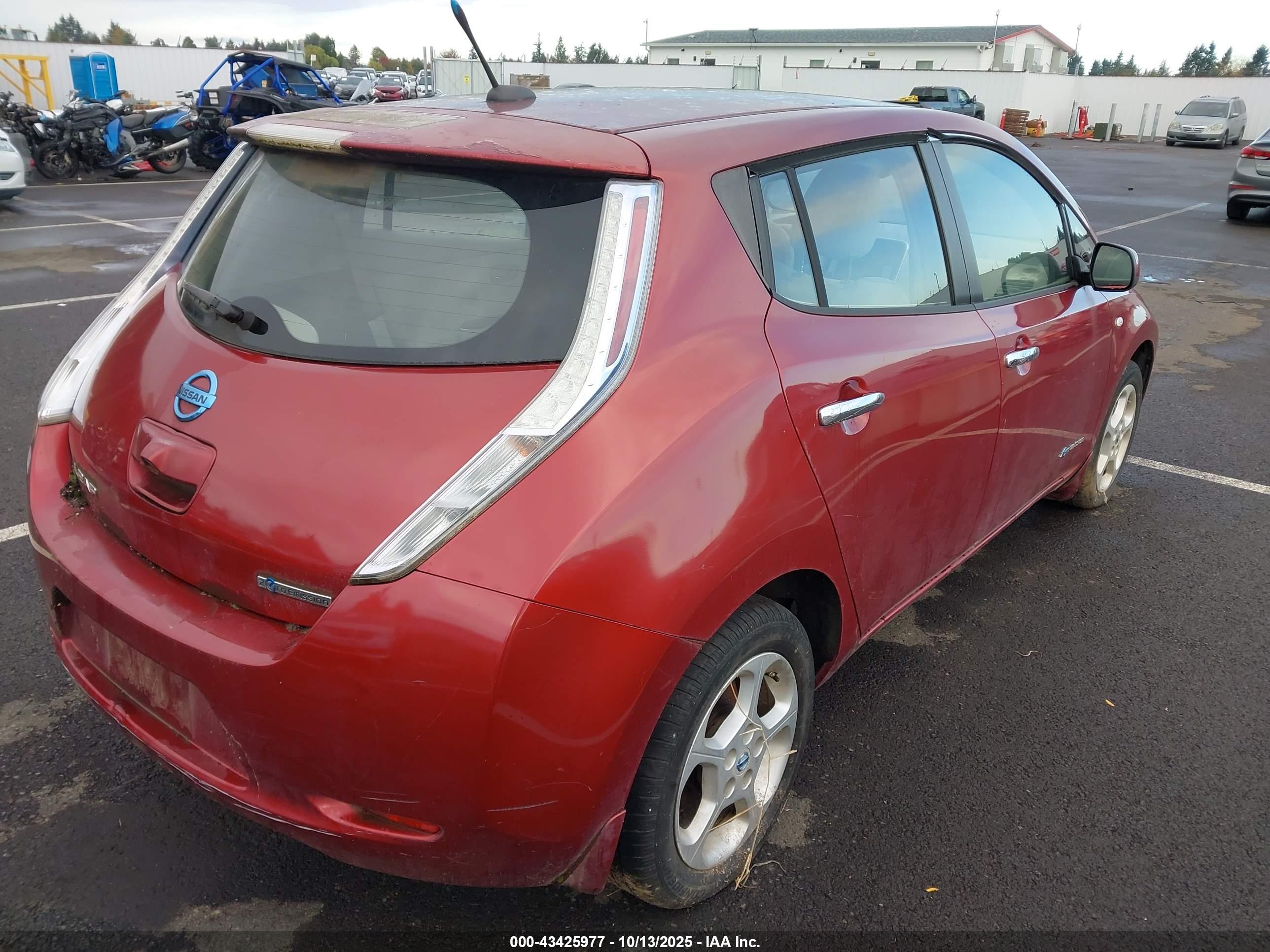 NISSAN LEAF image 4