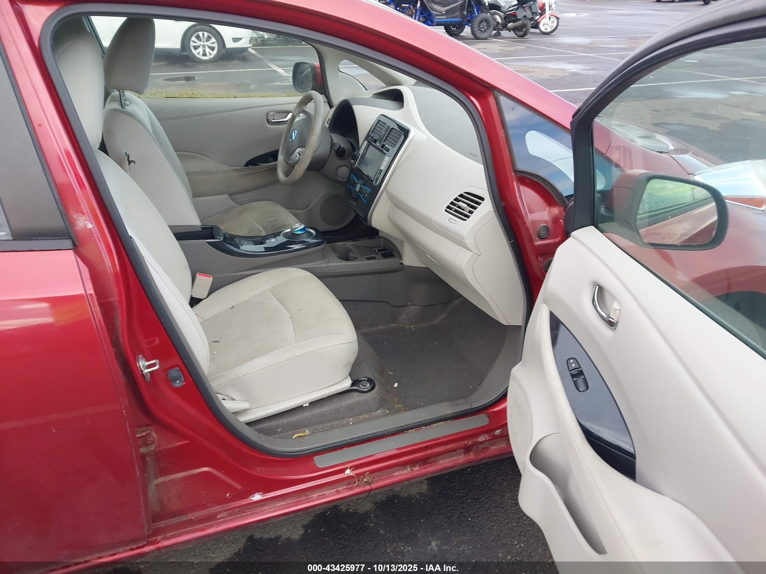 NISSAN LEAF image 5