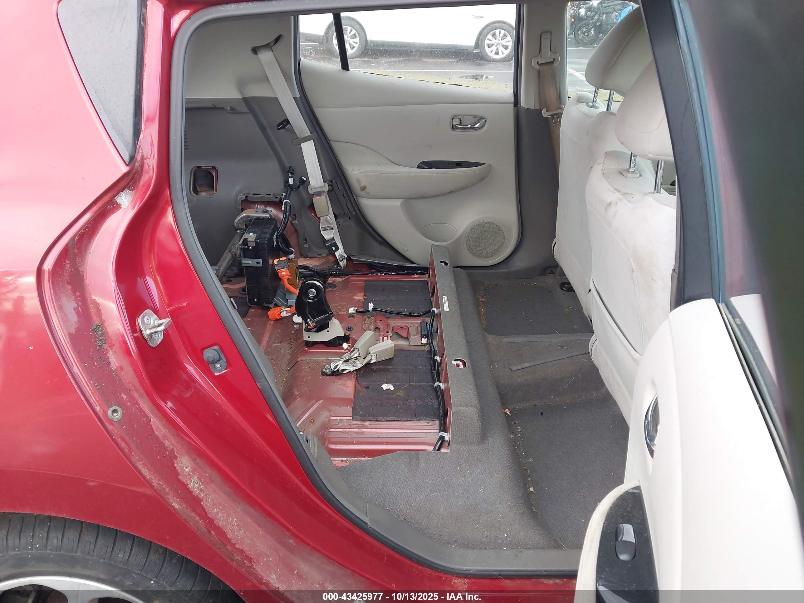 NISSAN LEAF image 8