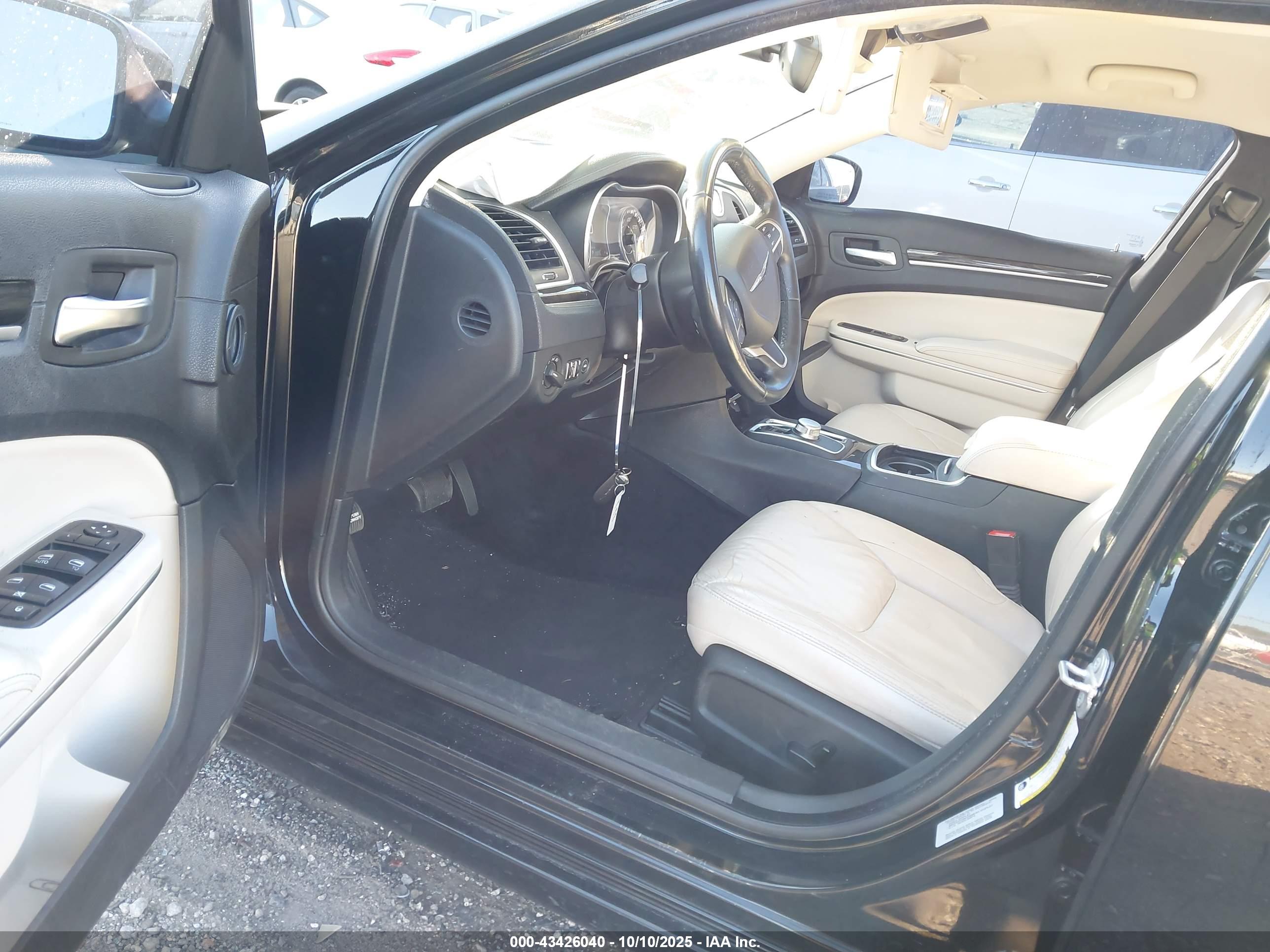 CHRYSLER 300 image 5