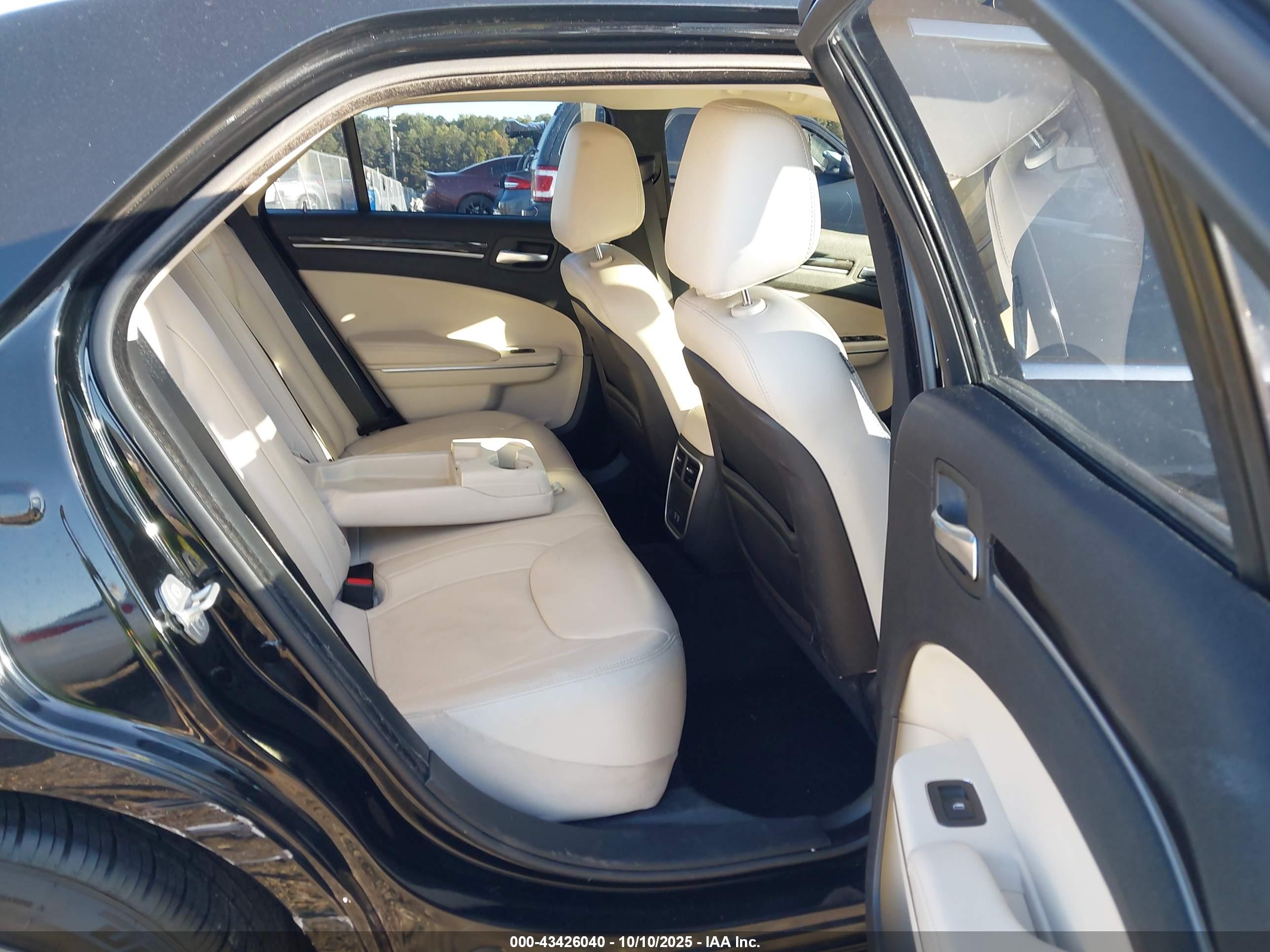 CHRYSLER 300 image 8