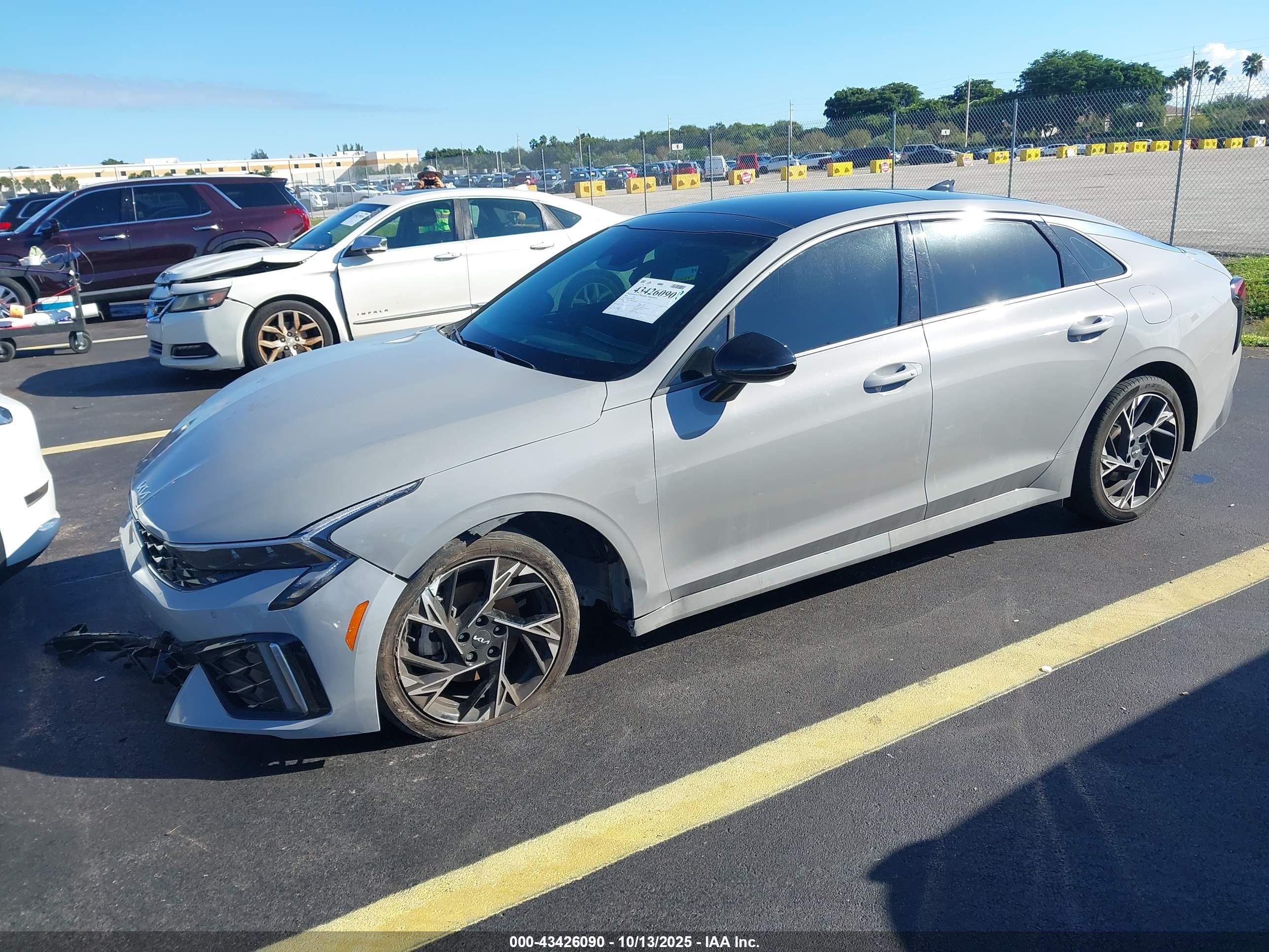 KIA K5 image 2
