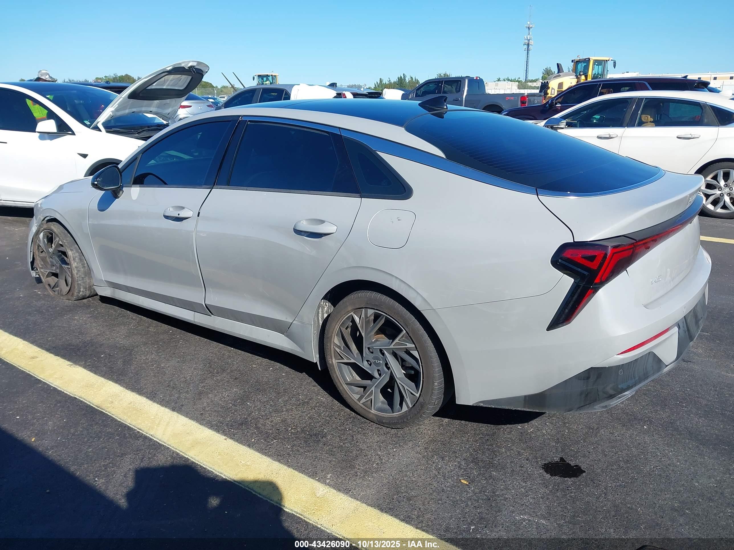 KIA K5 image 3