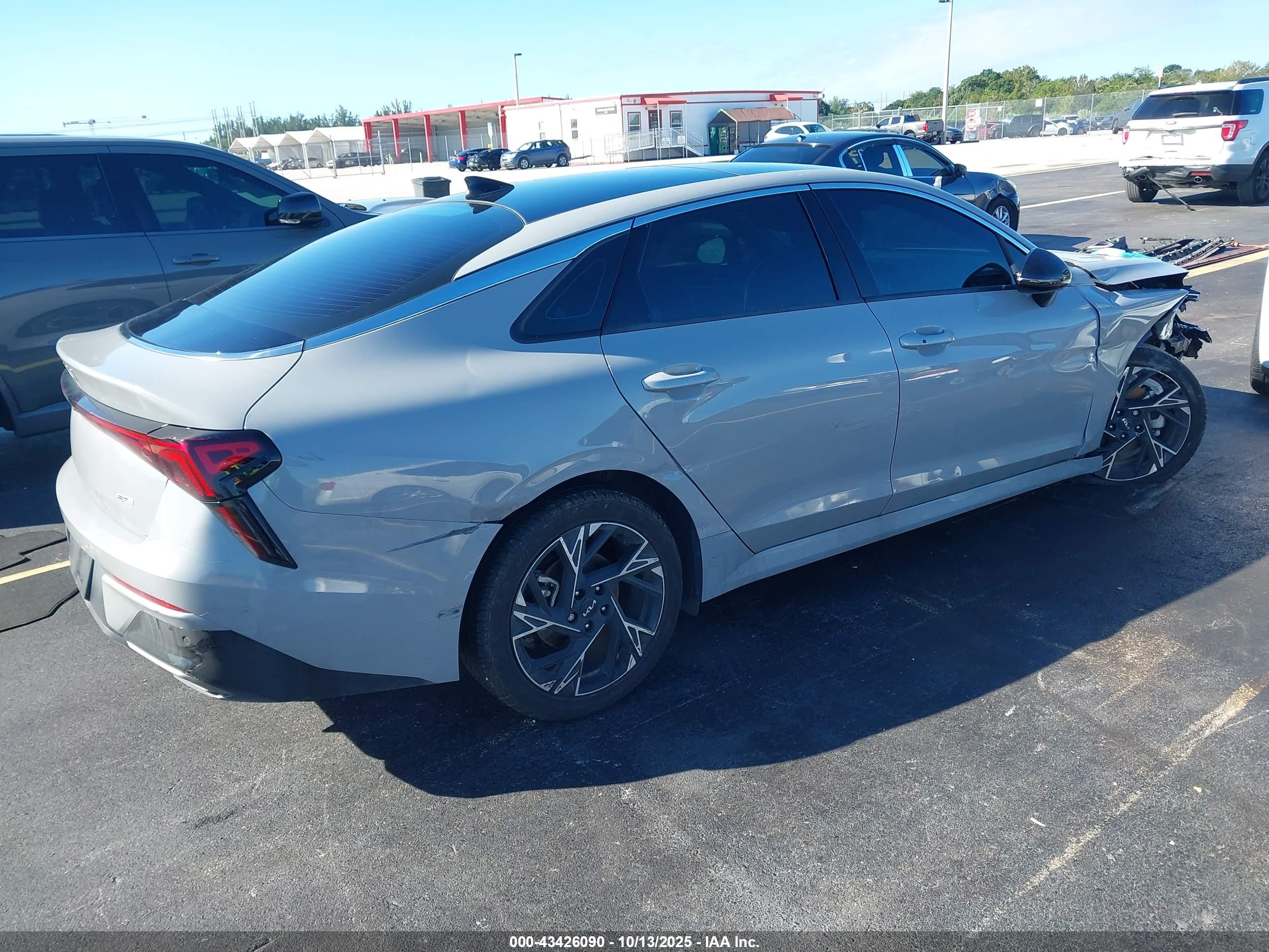 KIA K5 image 4
