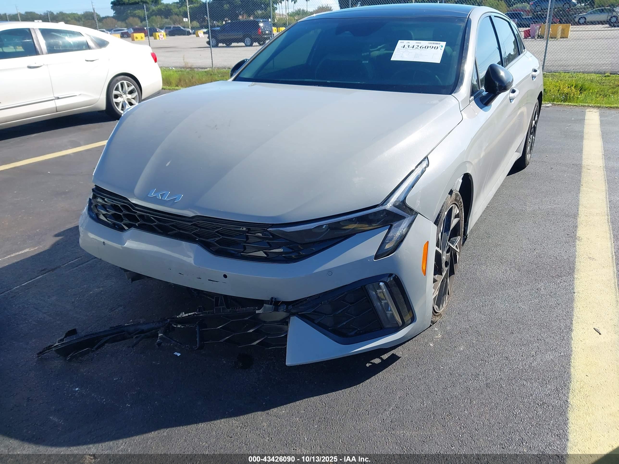 KIA K5 image 6