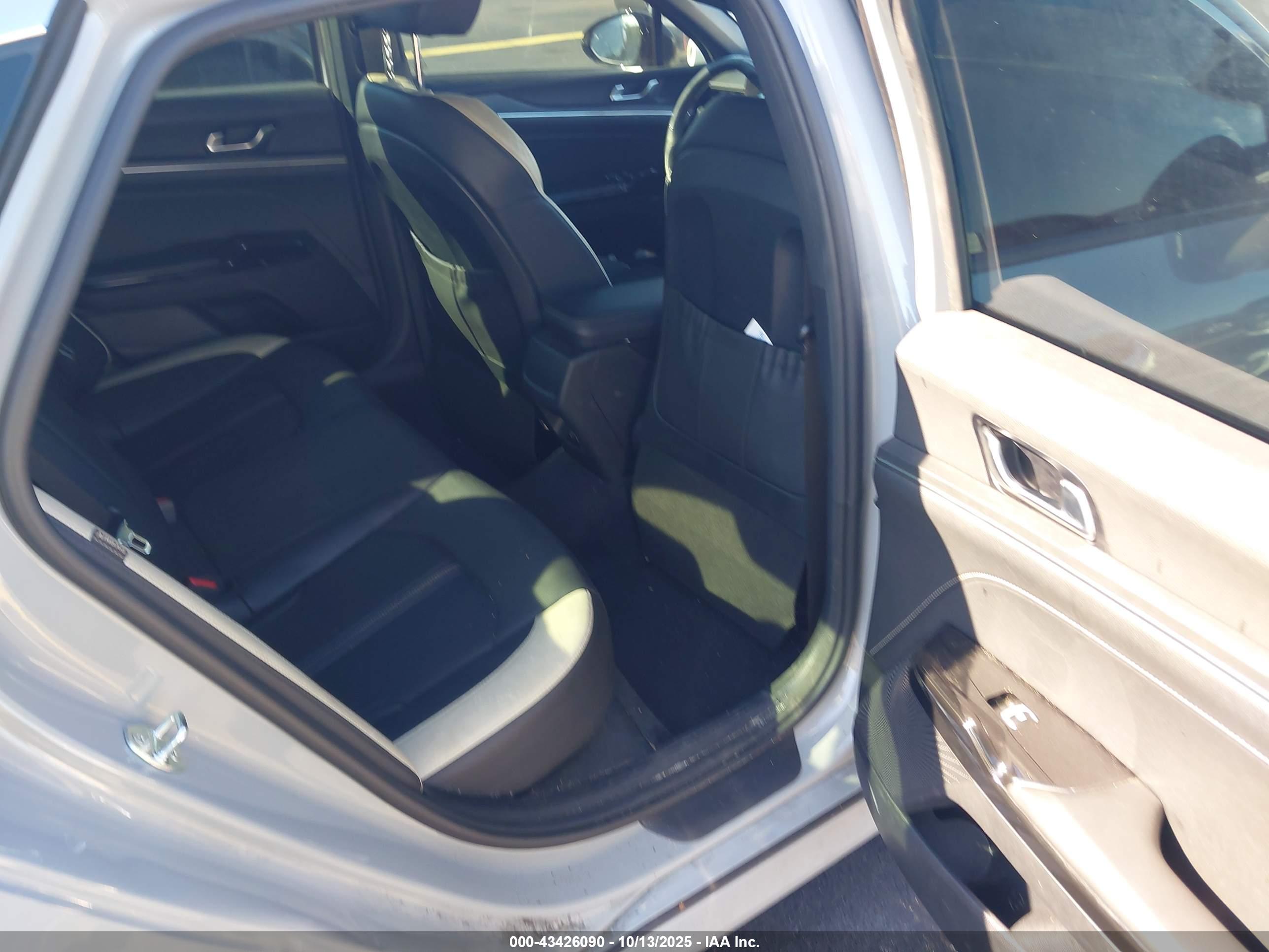 KIA K5 image 8