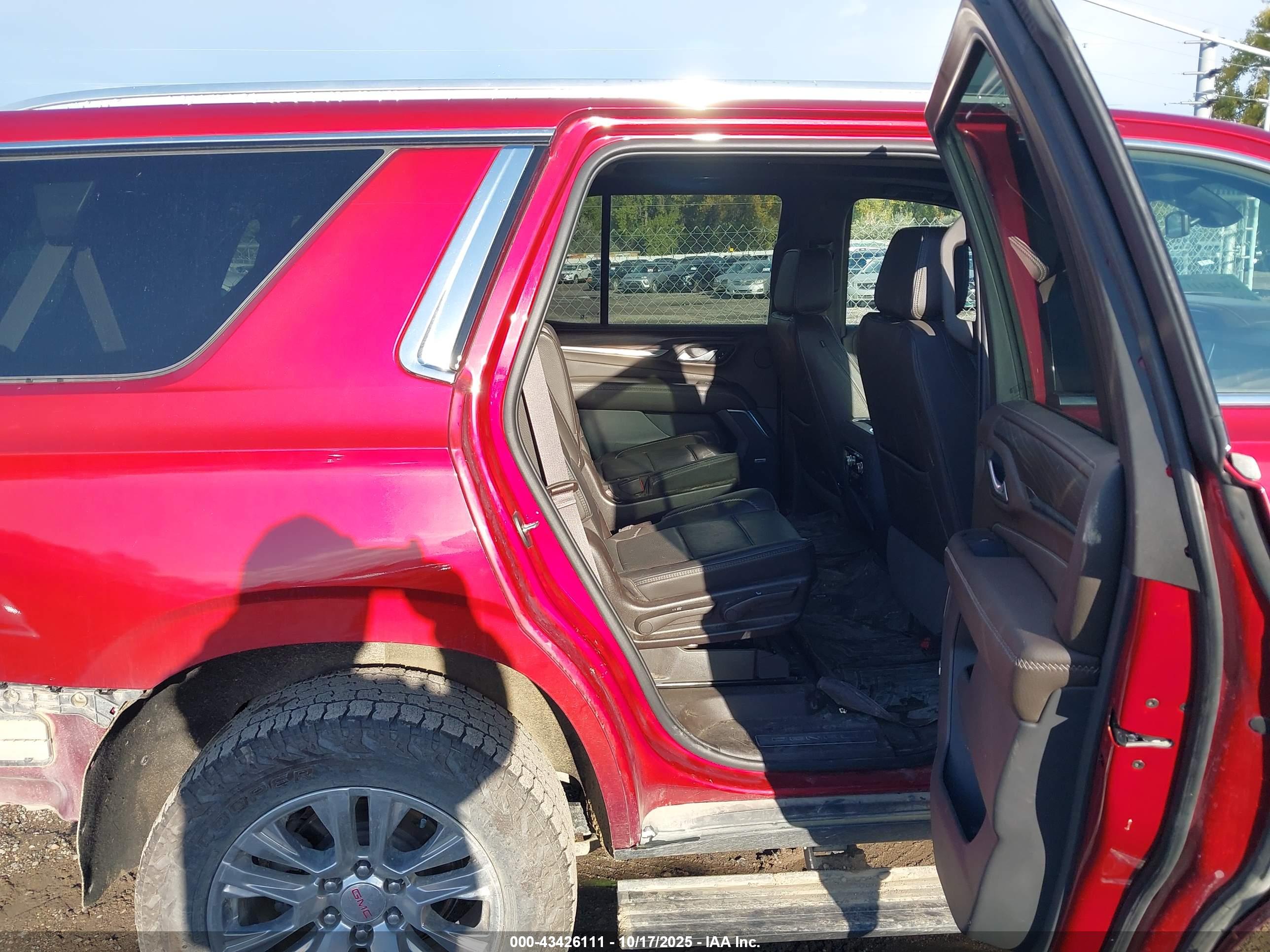GMC YUKON image 8