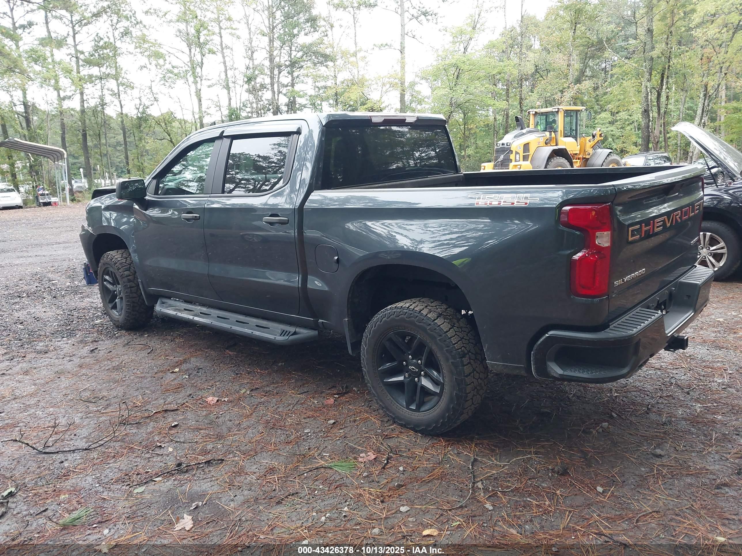 CHEVROLET SILVERADO image 3