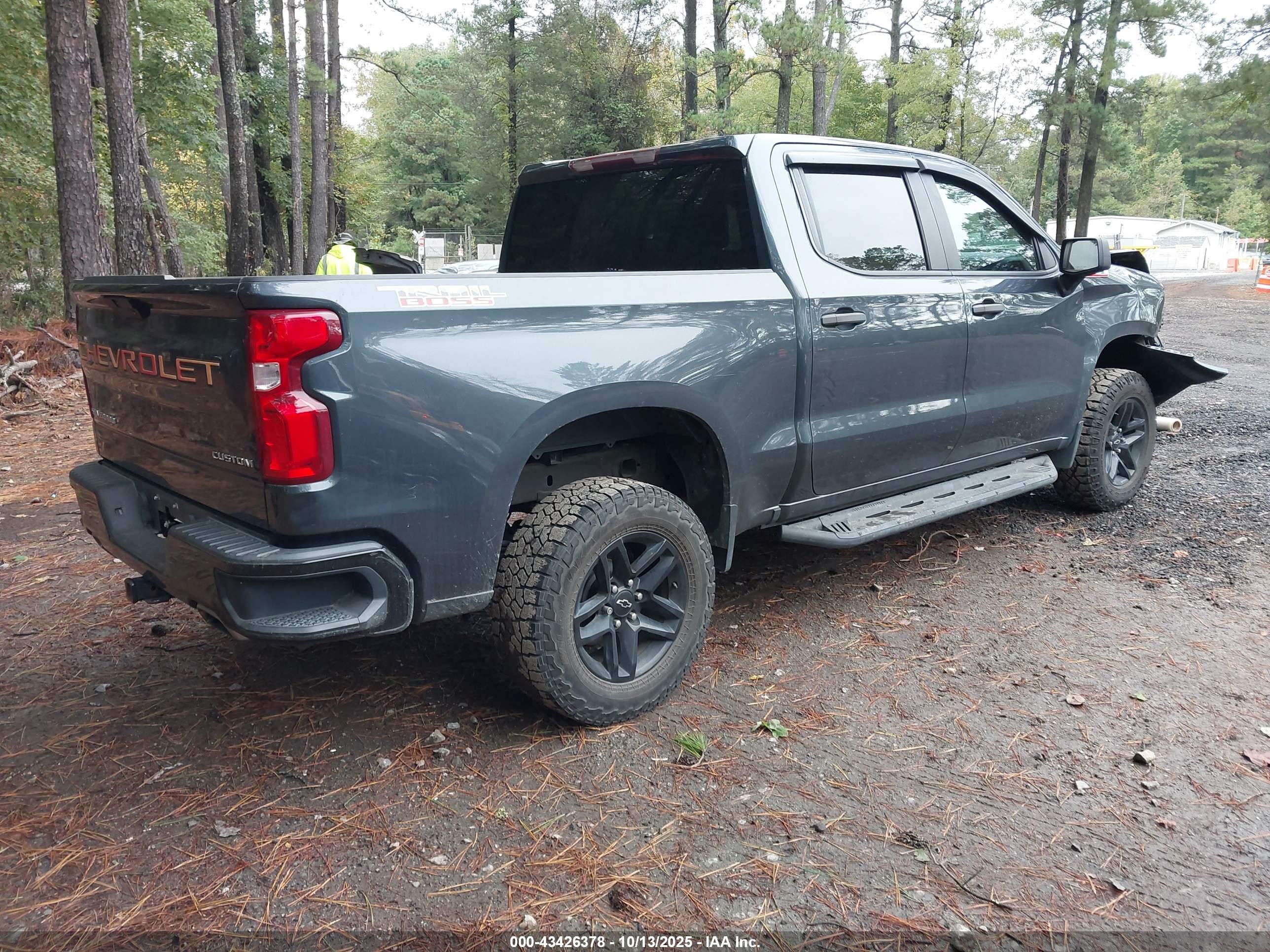 CHEVROLET SILVERADO image 4