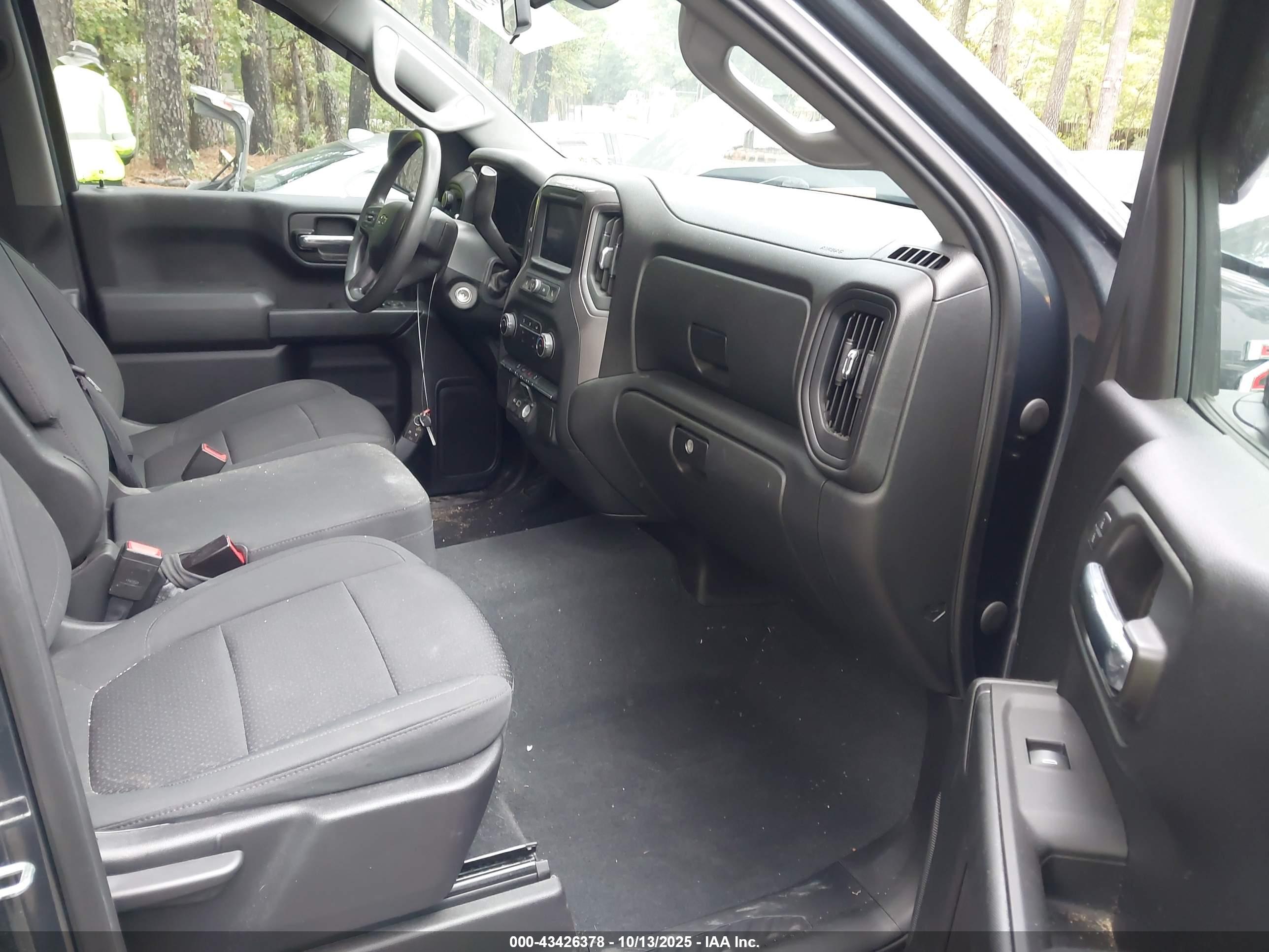 CHEVROLET SILVERADO image 5
