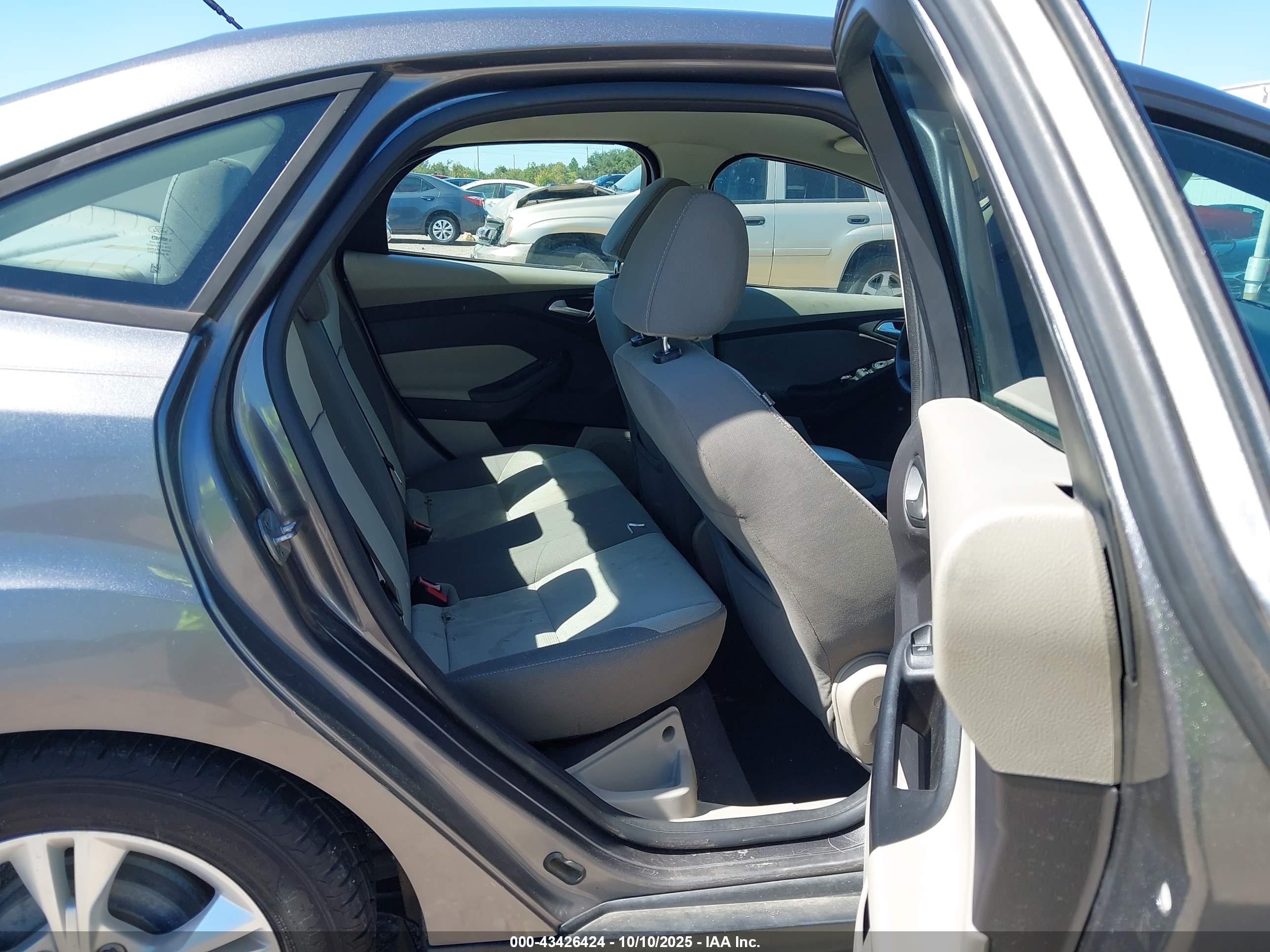 FORD FOCUS image 8